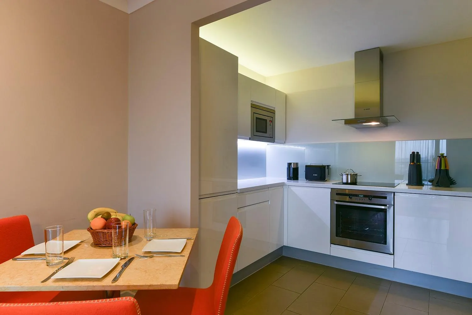 Kitchen or kitchenette in Fraser Place Canary Wharf