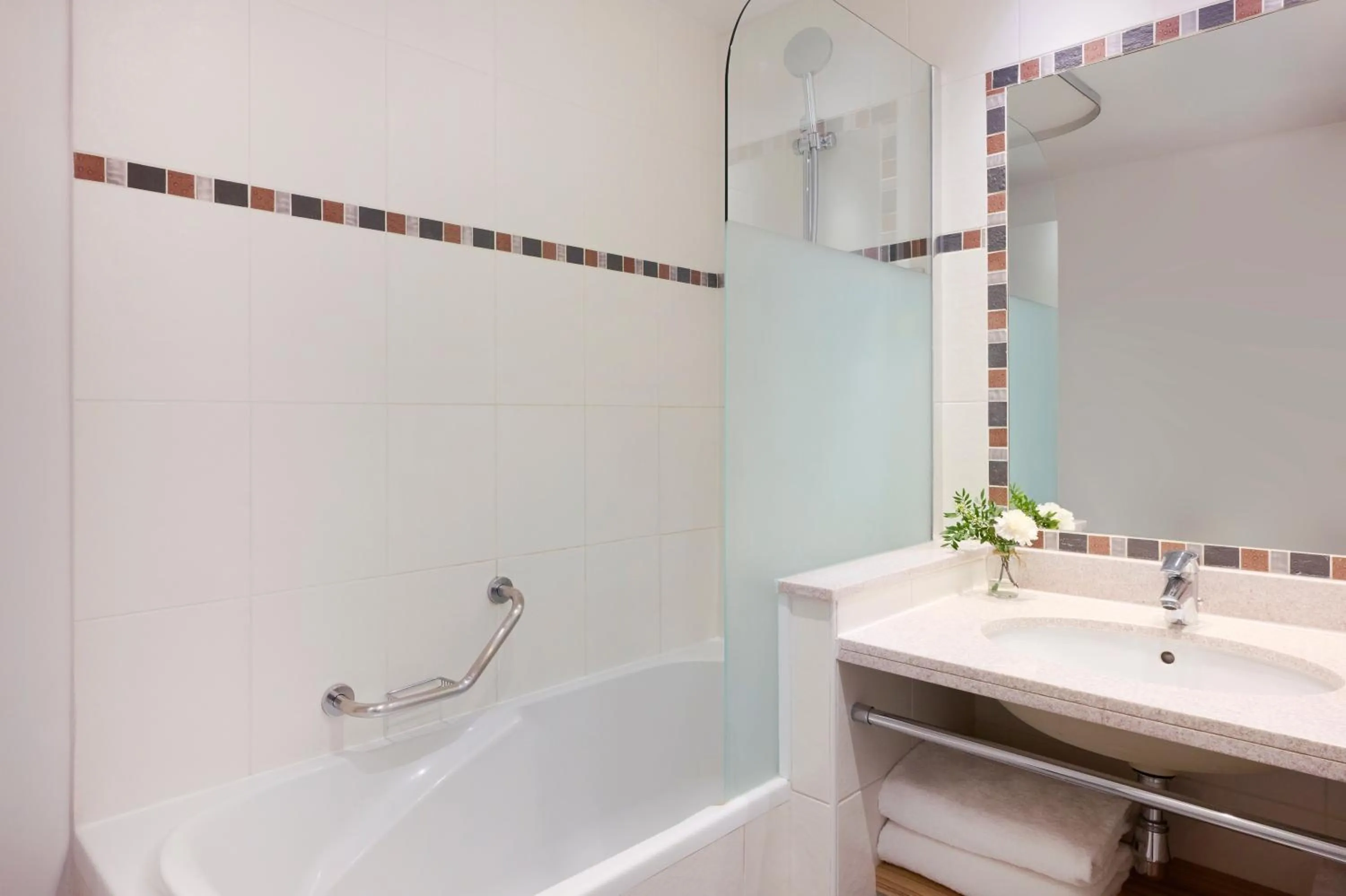 Bathroom in Fraser Suites Paris La Défense