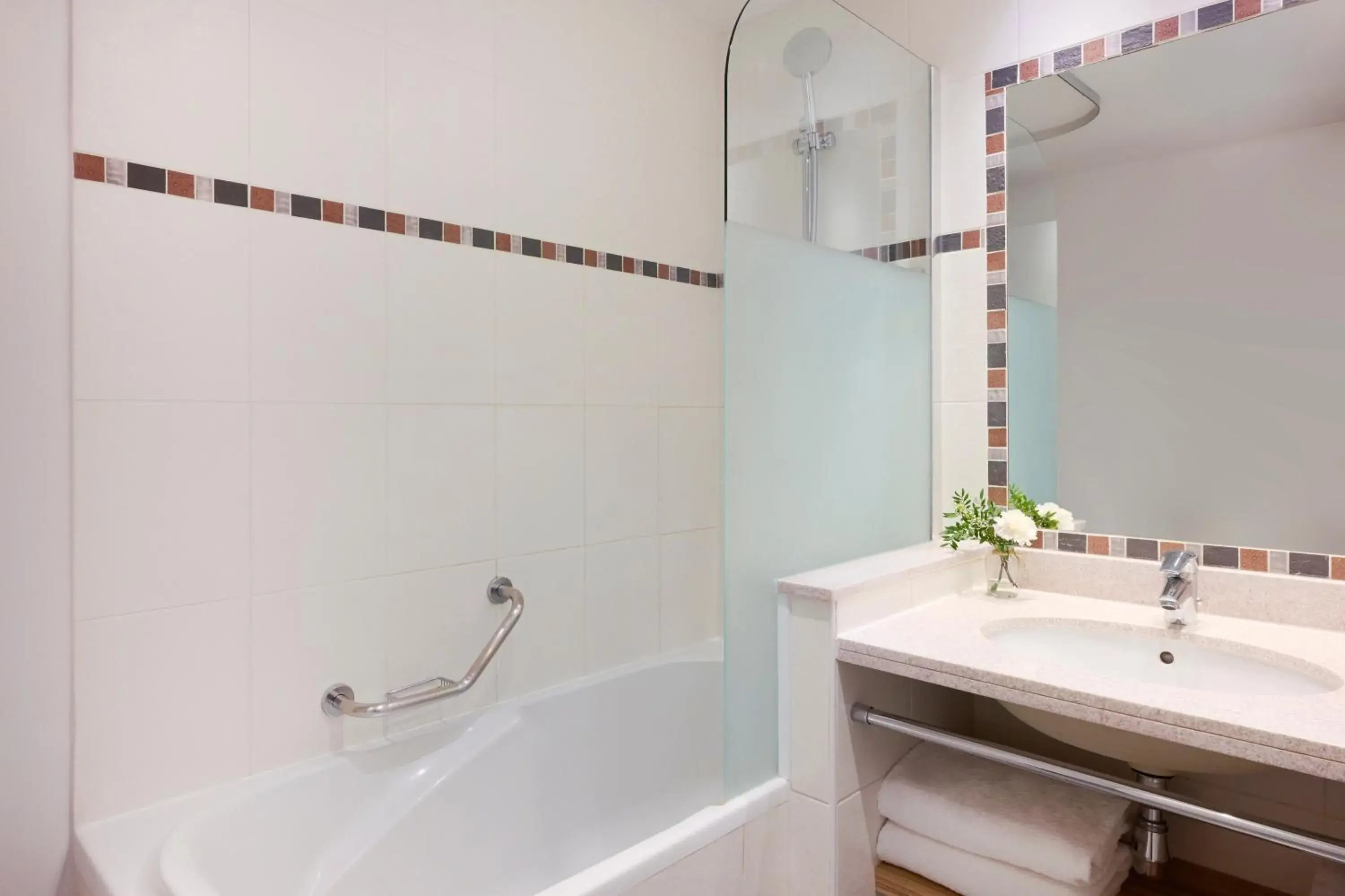 Bathroom in Fraser Suites Paris La Défense Bathroom in Fraser Suites Paris La Défense