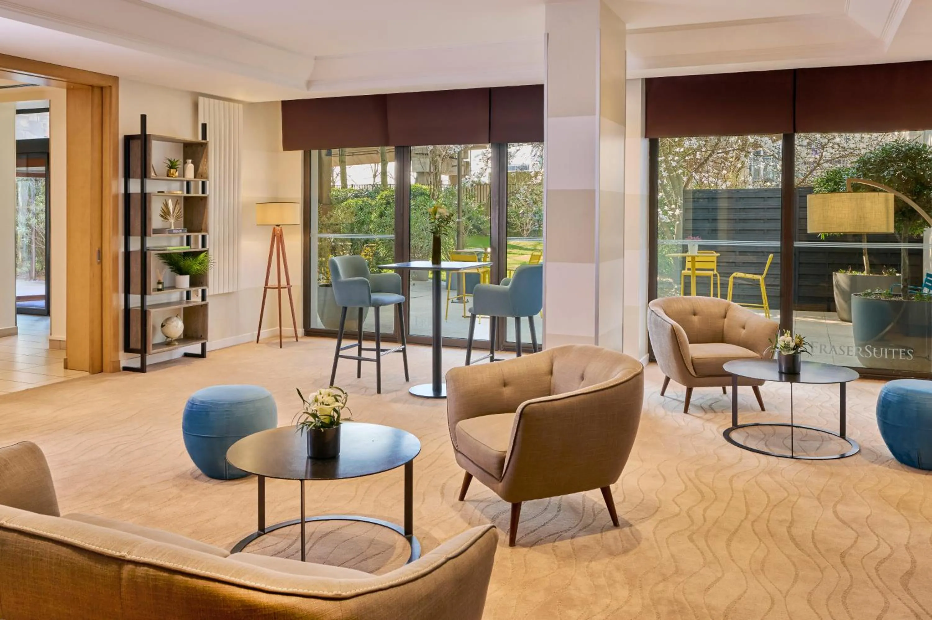 Seating area in Fraser Suites Paris La Défense