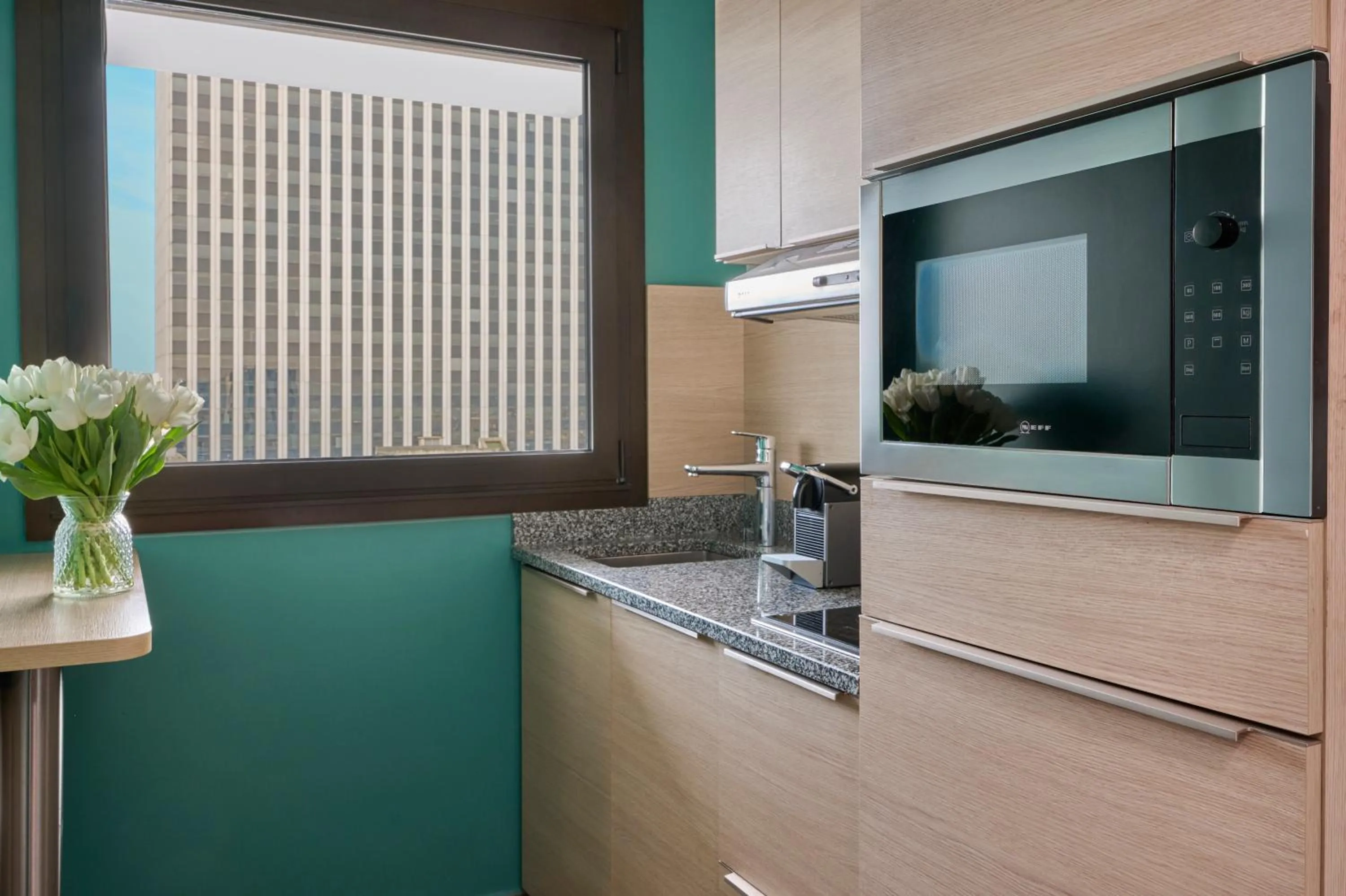 Coffee/tea facilities in Fraser Suites Paris La Défense