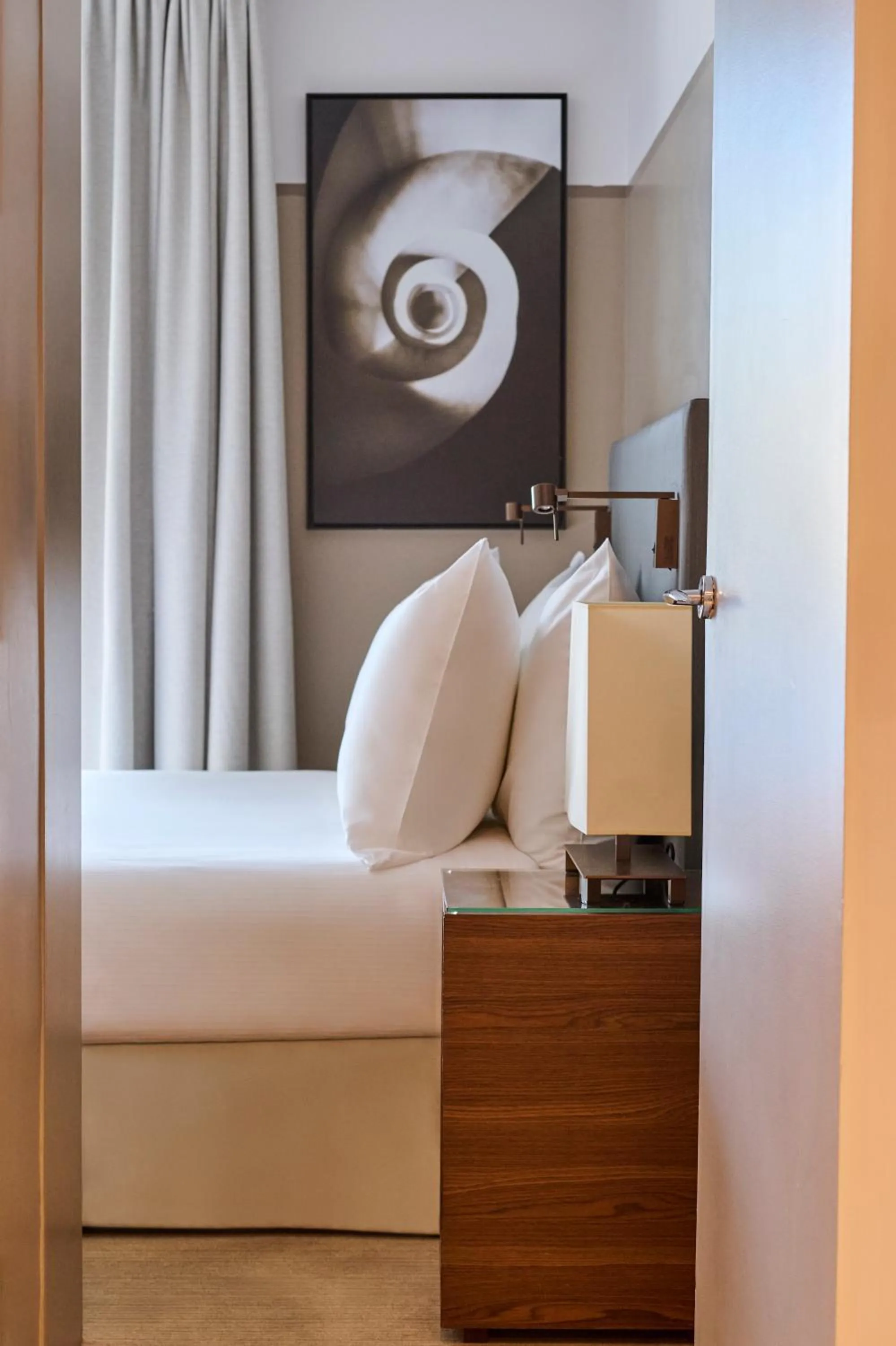 Bed in Fraser Suites Paris La Défense