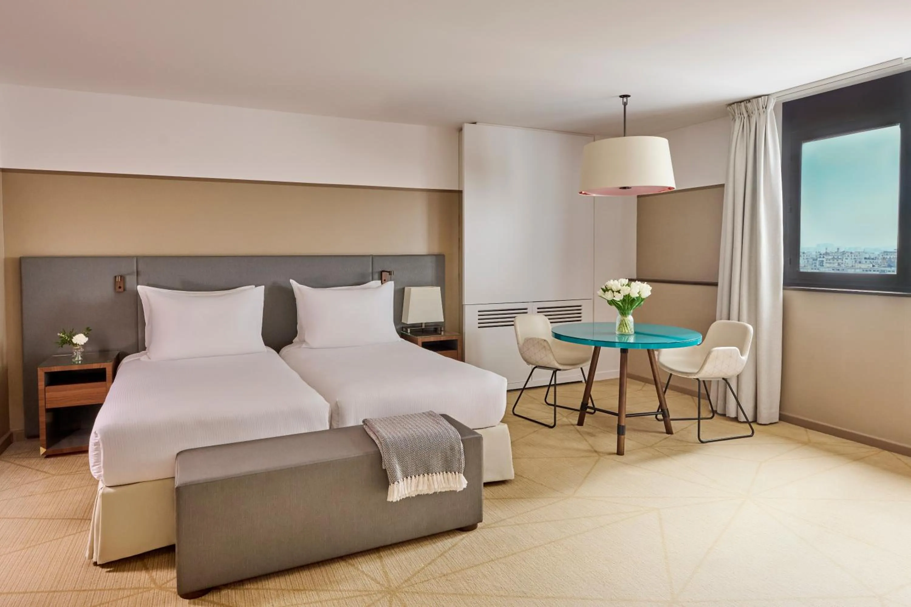 Bed in Fraser Suites Paris La Défense