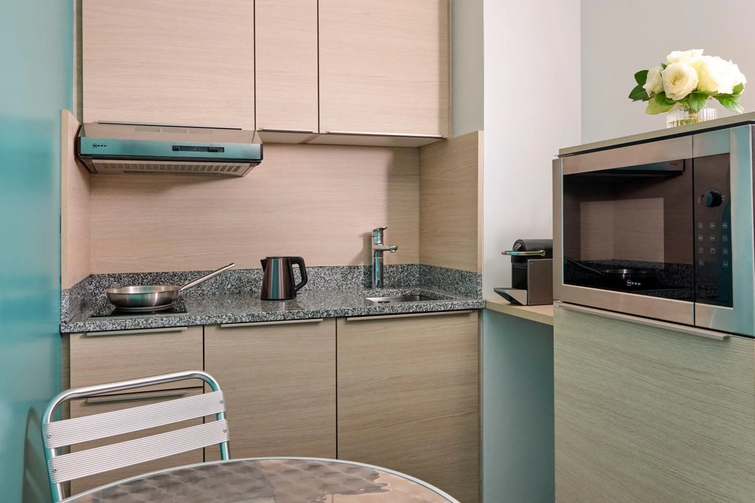 Coffee/tea facilities in Fraser Suites Paris La Défense