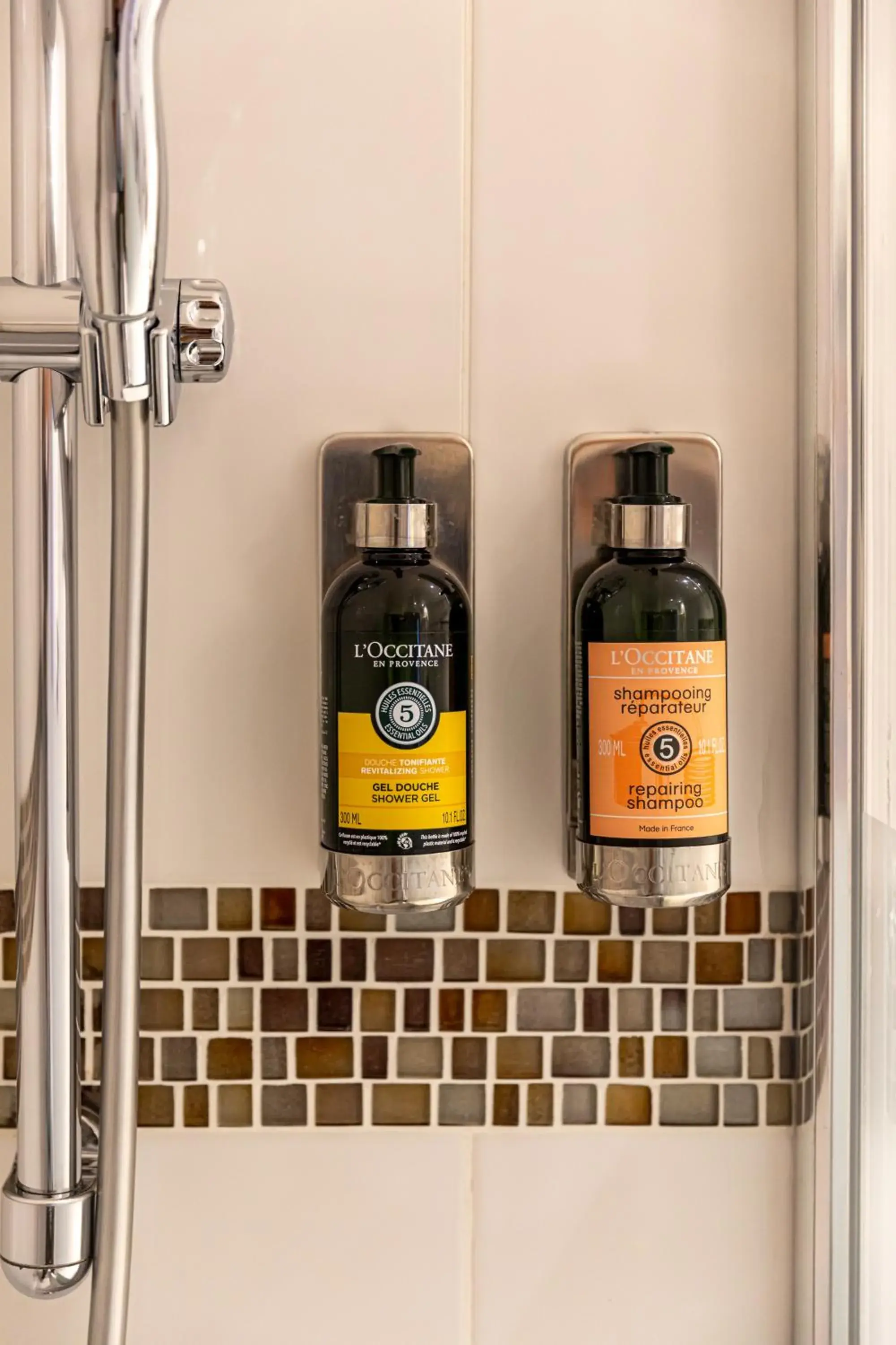 Bathroom in Fraser Suites Paris La Défense Bathroom in Fraser Suites Paris La Défense