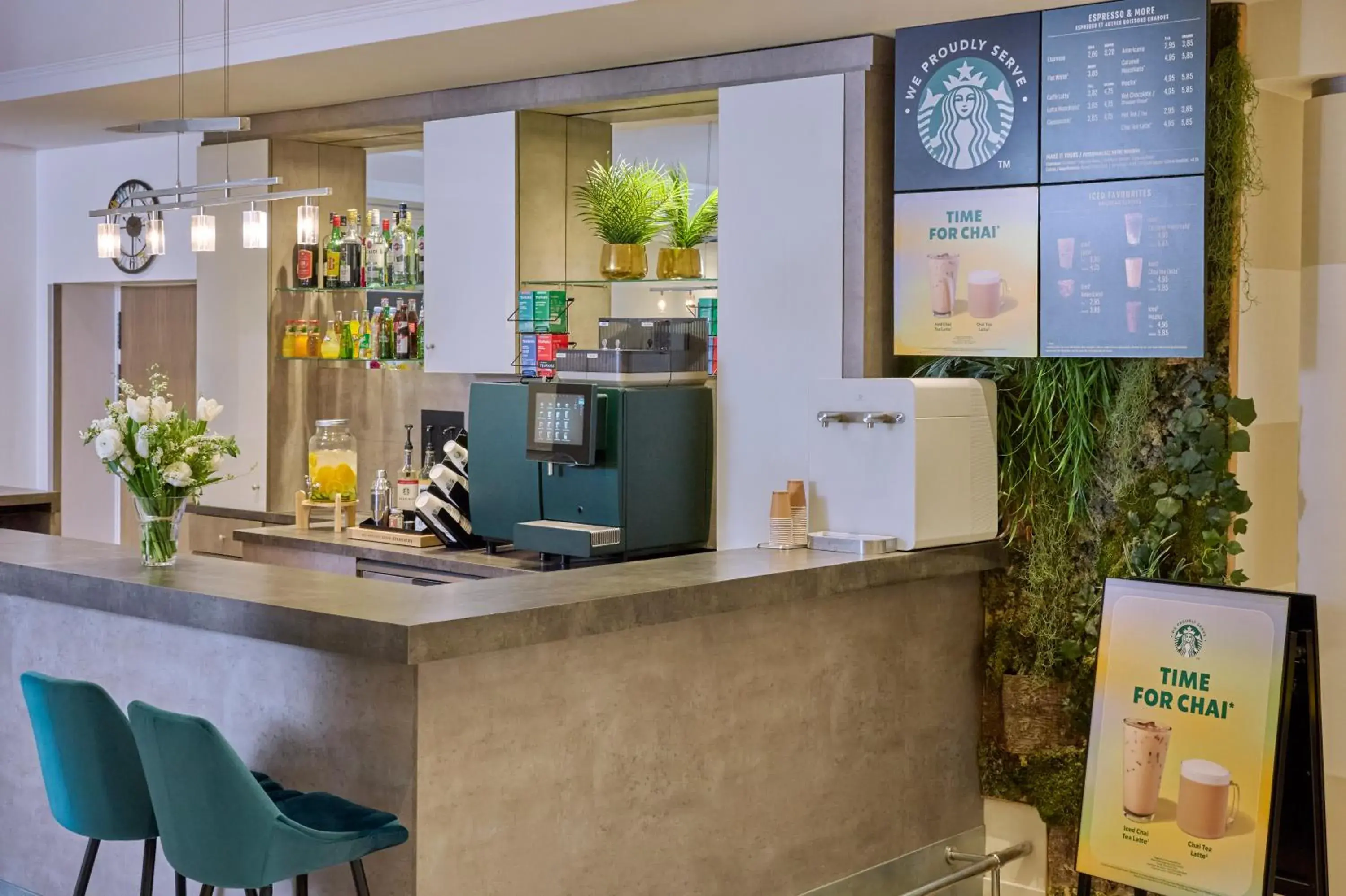 Lounge or bar in Fraser Suites Paris La Défense Lounge or bar in Fraser Suites Paris La Défense