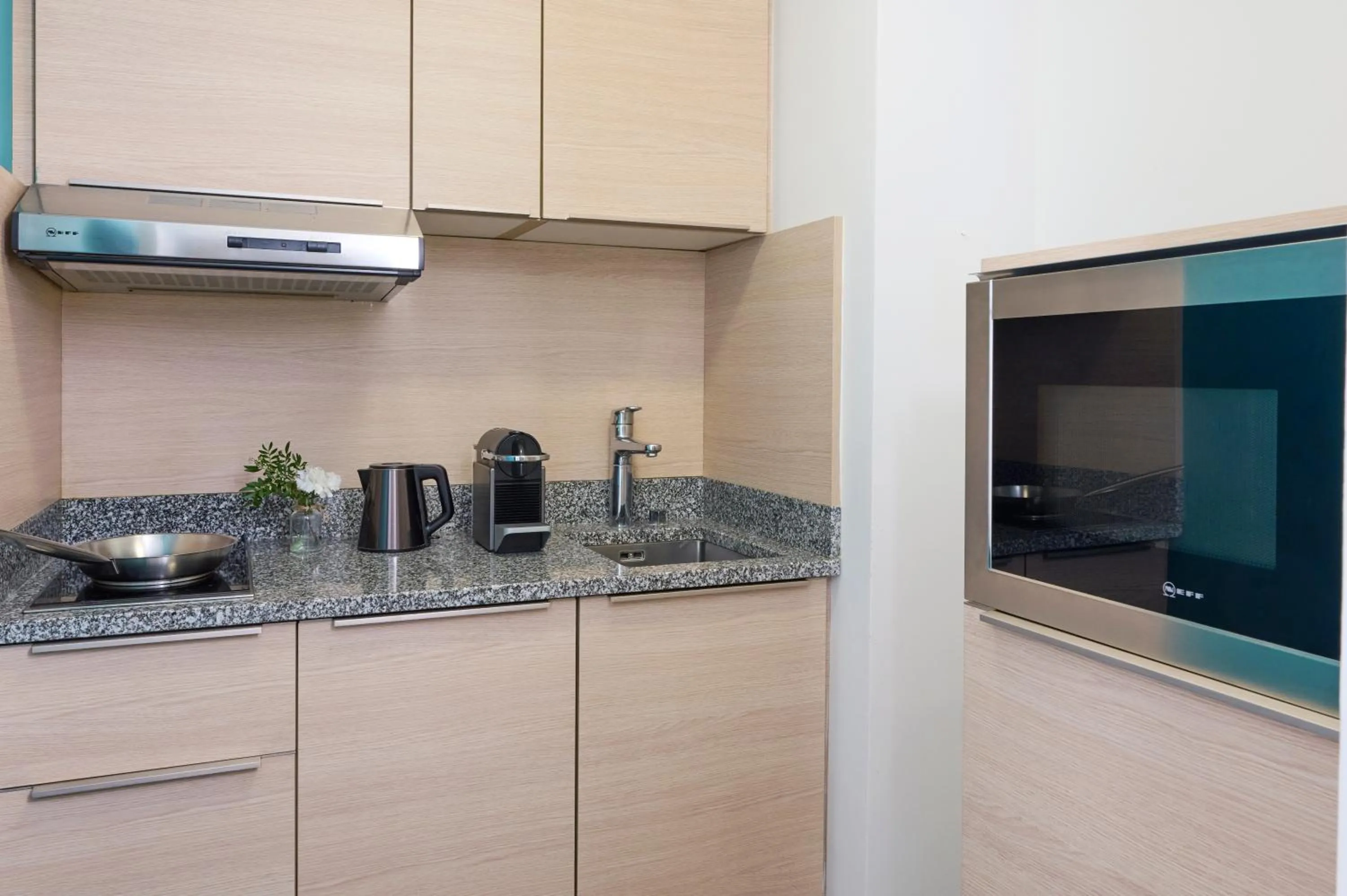 Coffee/tea facilities in Fraser Suites Paris La Défense