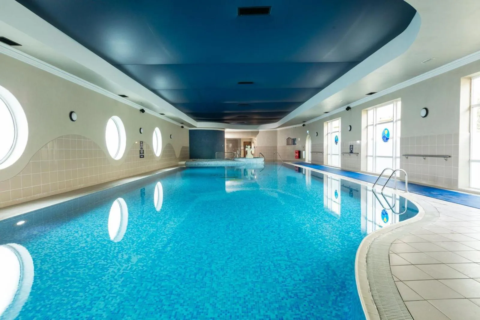 Swimming pool in Seven Oaks Hotel