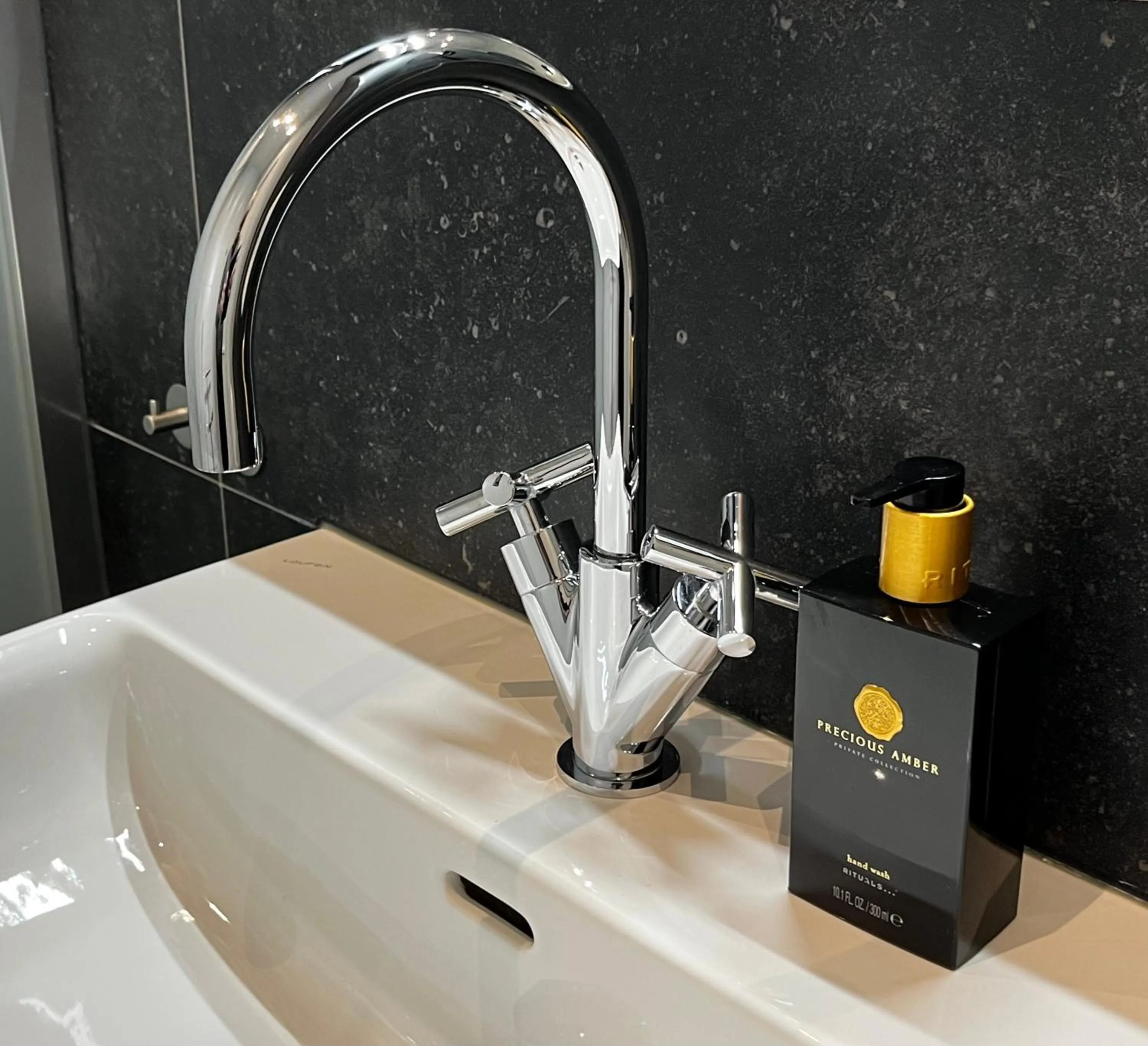 Bathroom in Arthouse Dordrecht