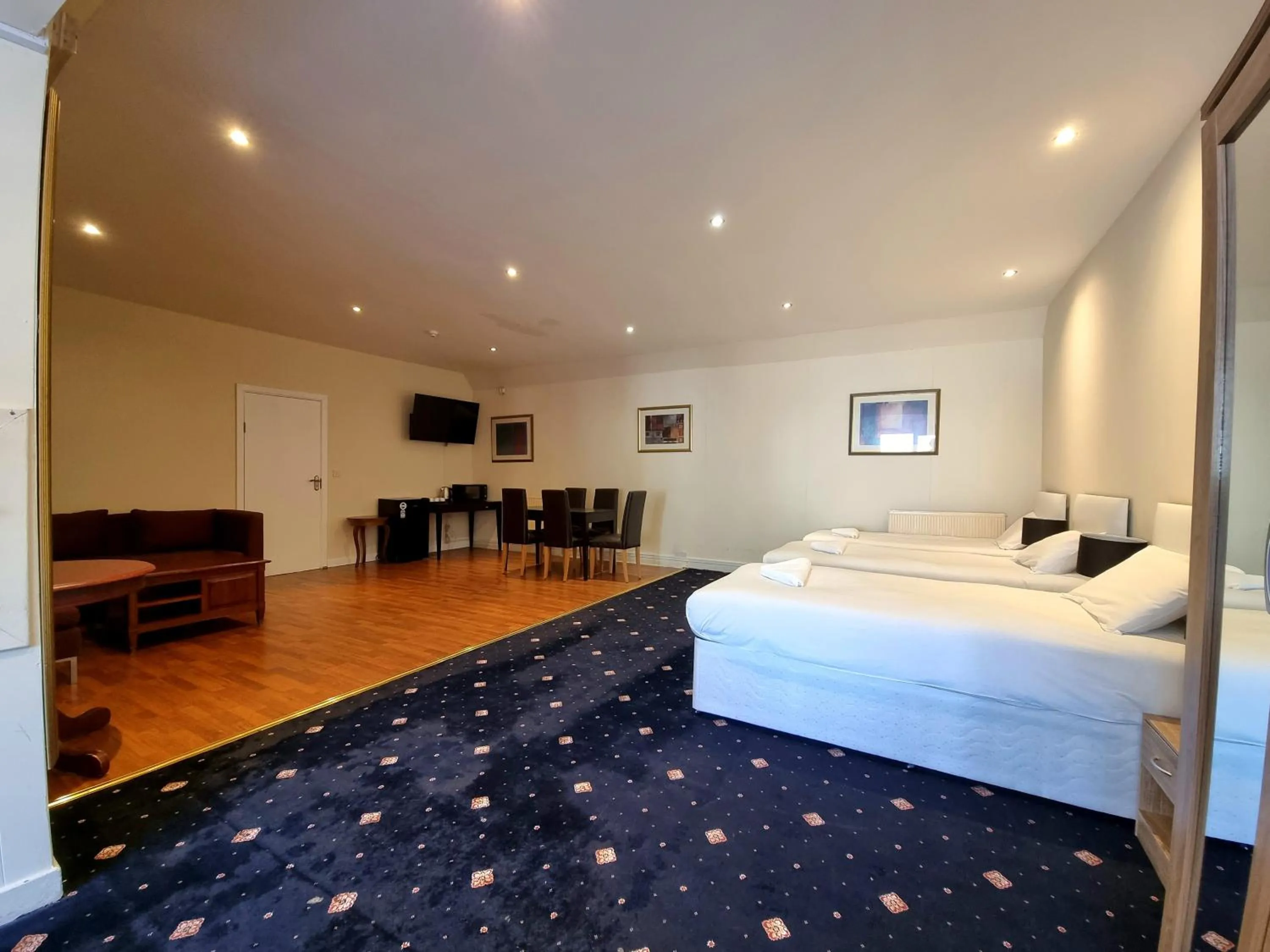 Photo of the whole room, Bed in Park View House