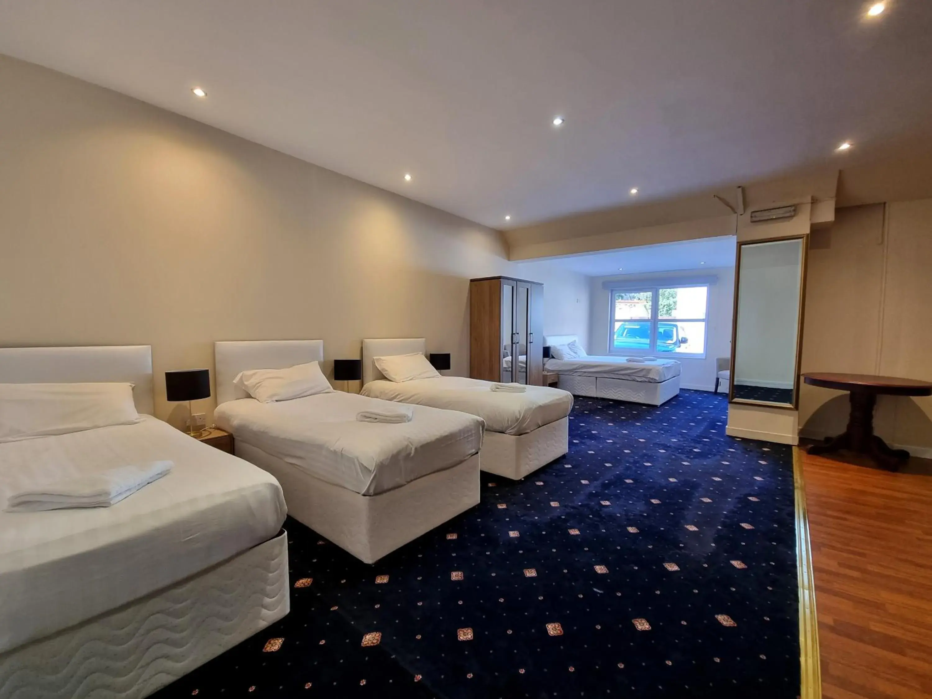 Family Room with Shared Bathroom in Park View House Family Room with Shared Bathroom in Park View House