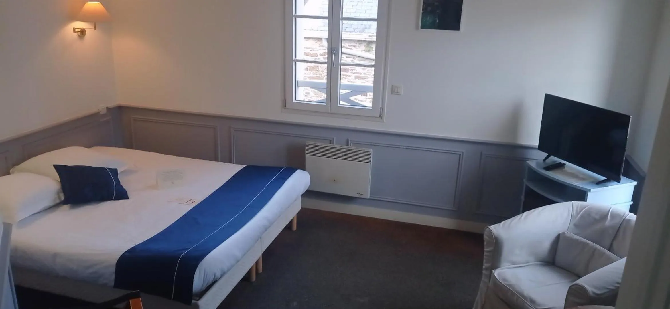 Photo of the whole room, Bed in Le Querrien