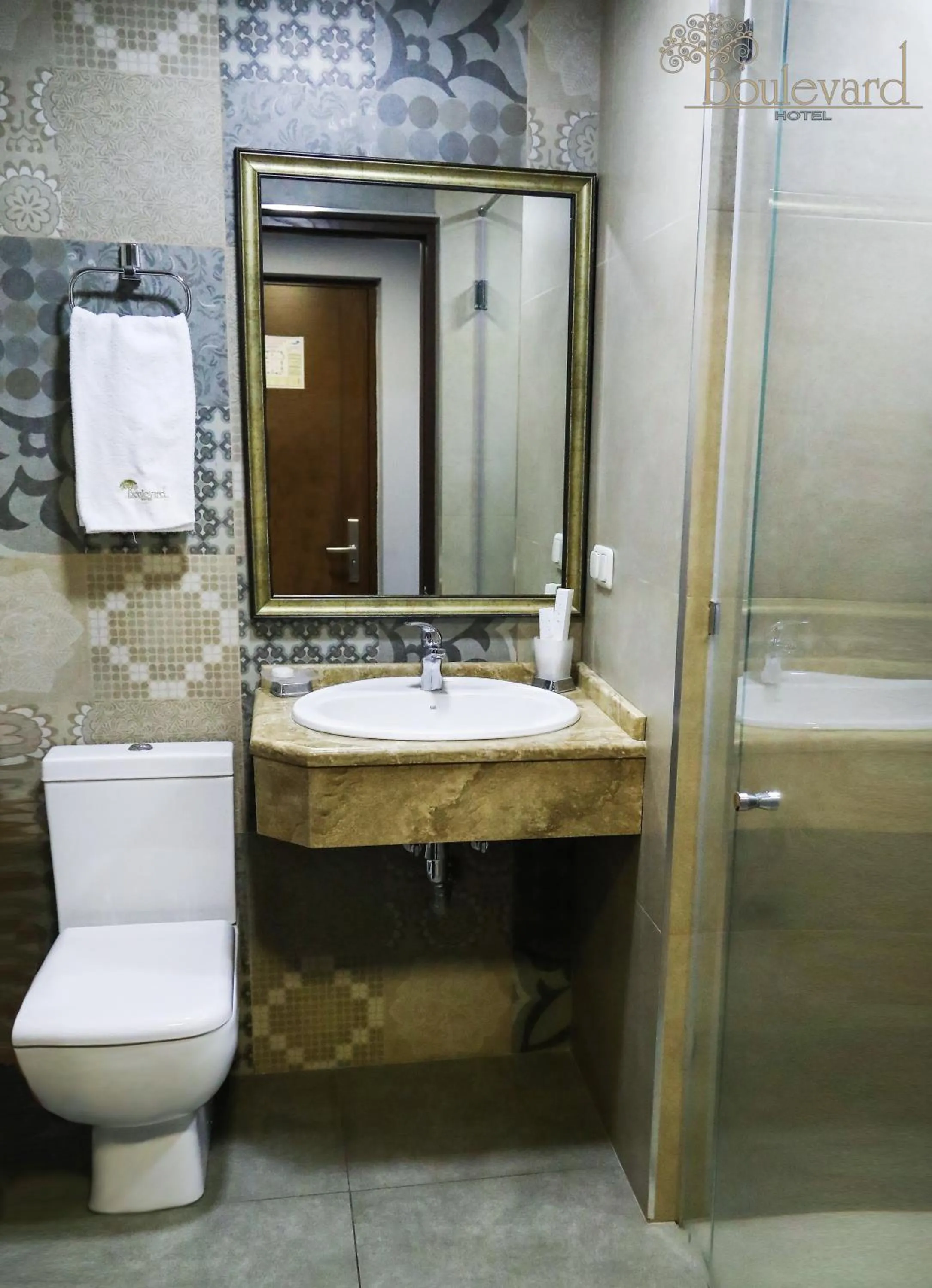 Shower in Boulevard Hotel