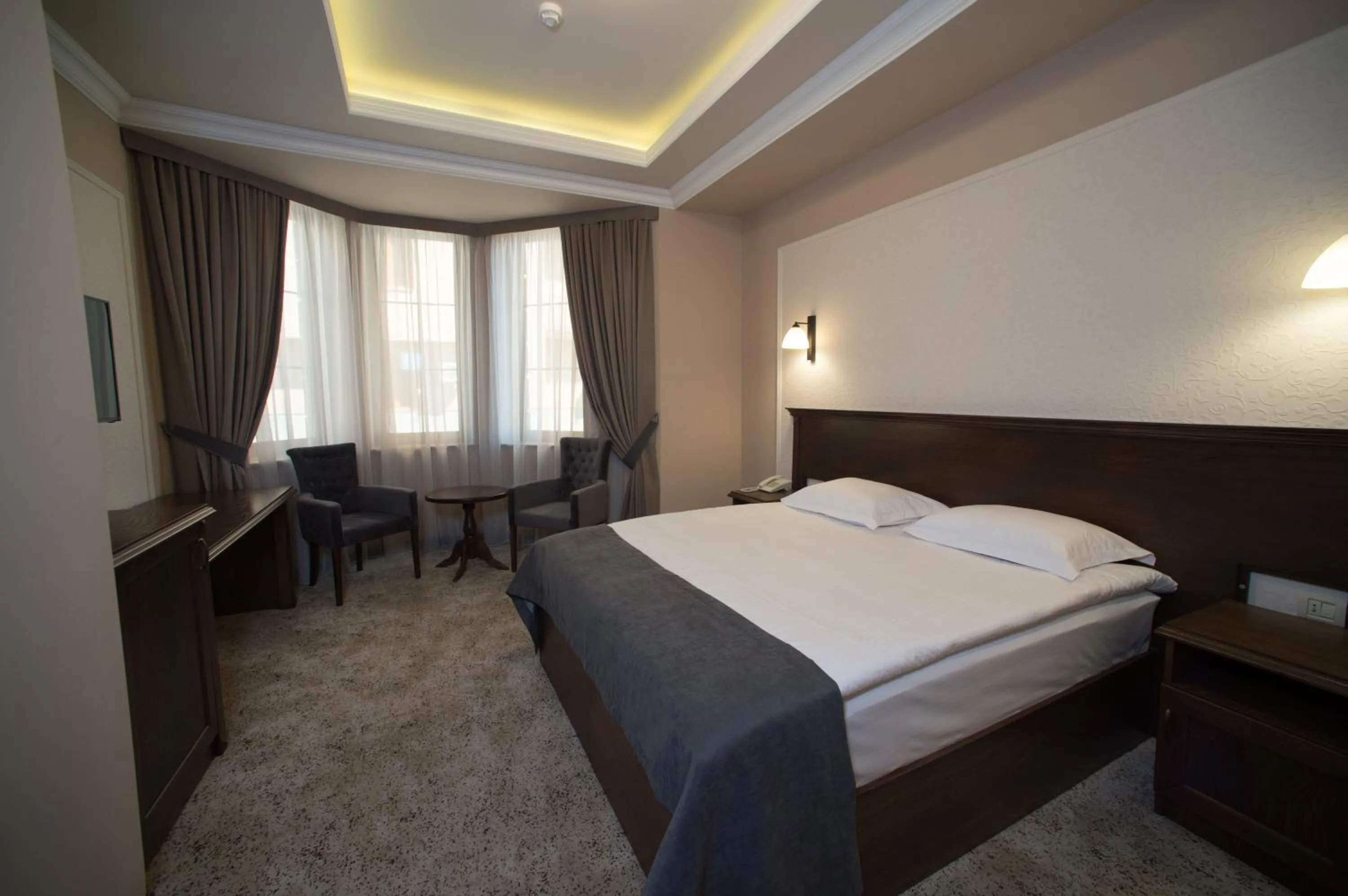 Photo of the whole room, Bed in Boulevard Hotel