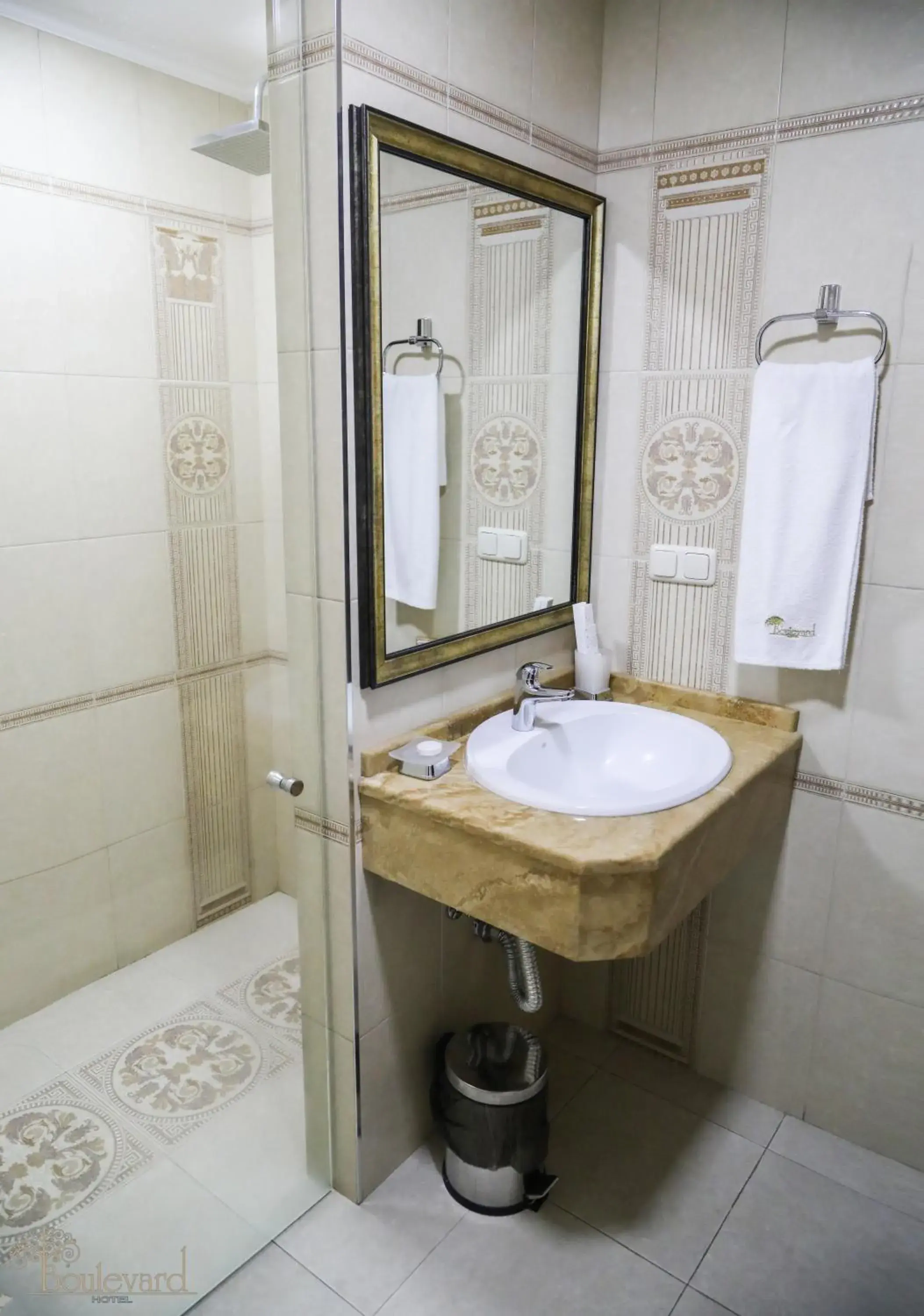 Superior Double or Twin Room with Garden View in Boulevard Hotel Superior Double or Twin Room with Garden View in Boulevard Hotel