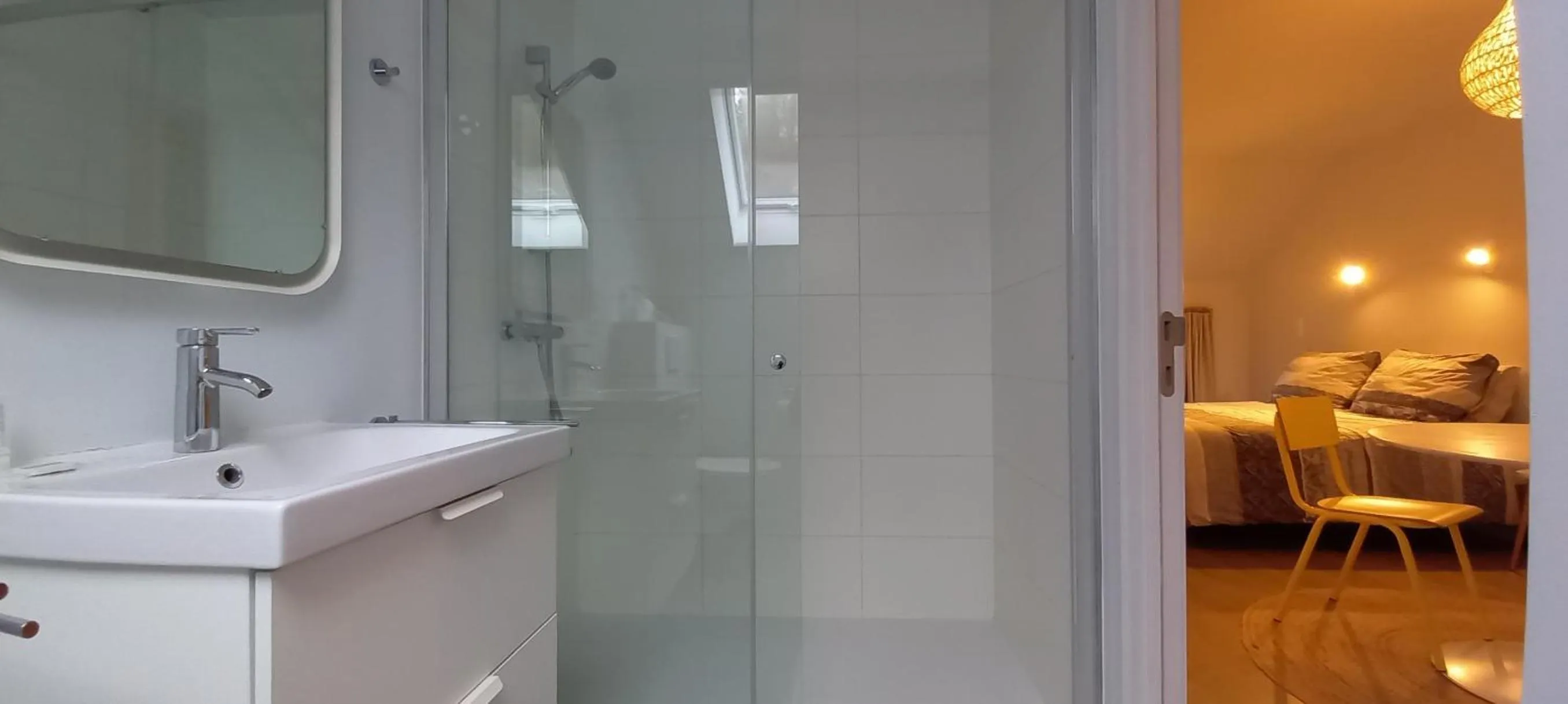 Shower, Bed in B&B Les Lits de Nohaipré