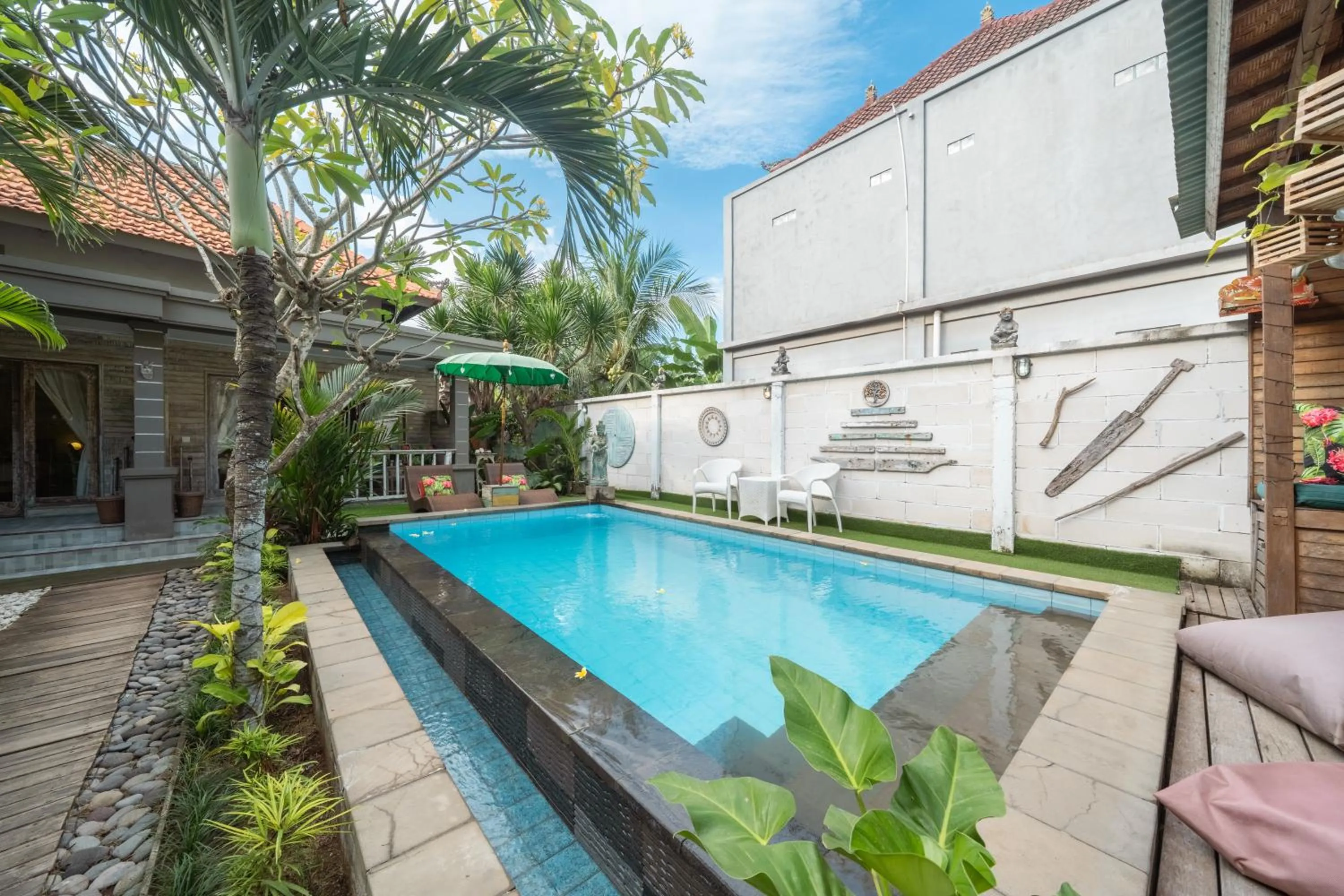 Swimming pool in Kakiang Guesthouse