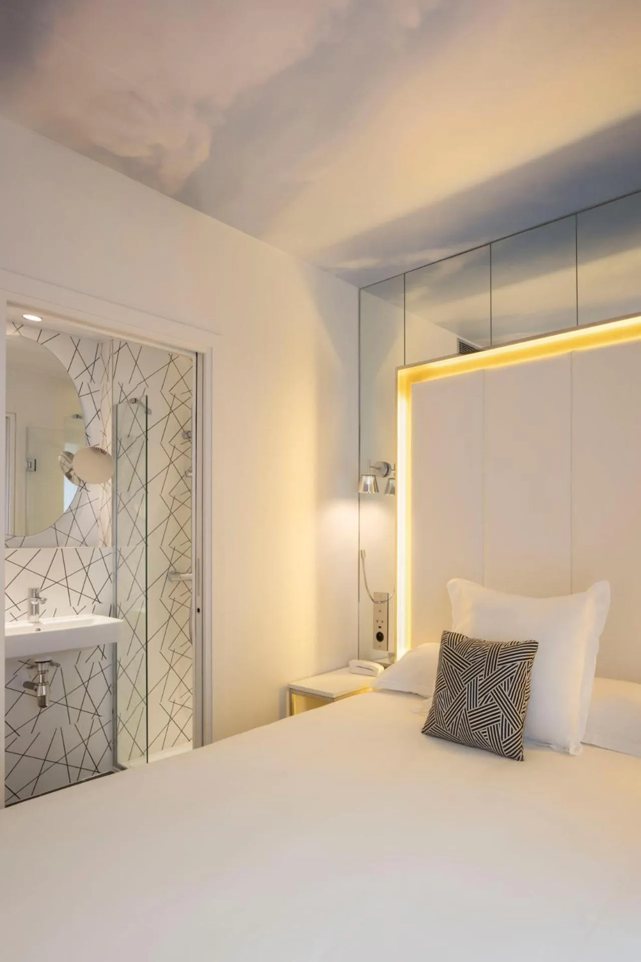 Bedroom, Bed in Nouvel Hôtel Eiffel