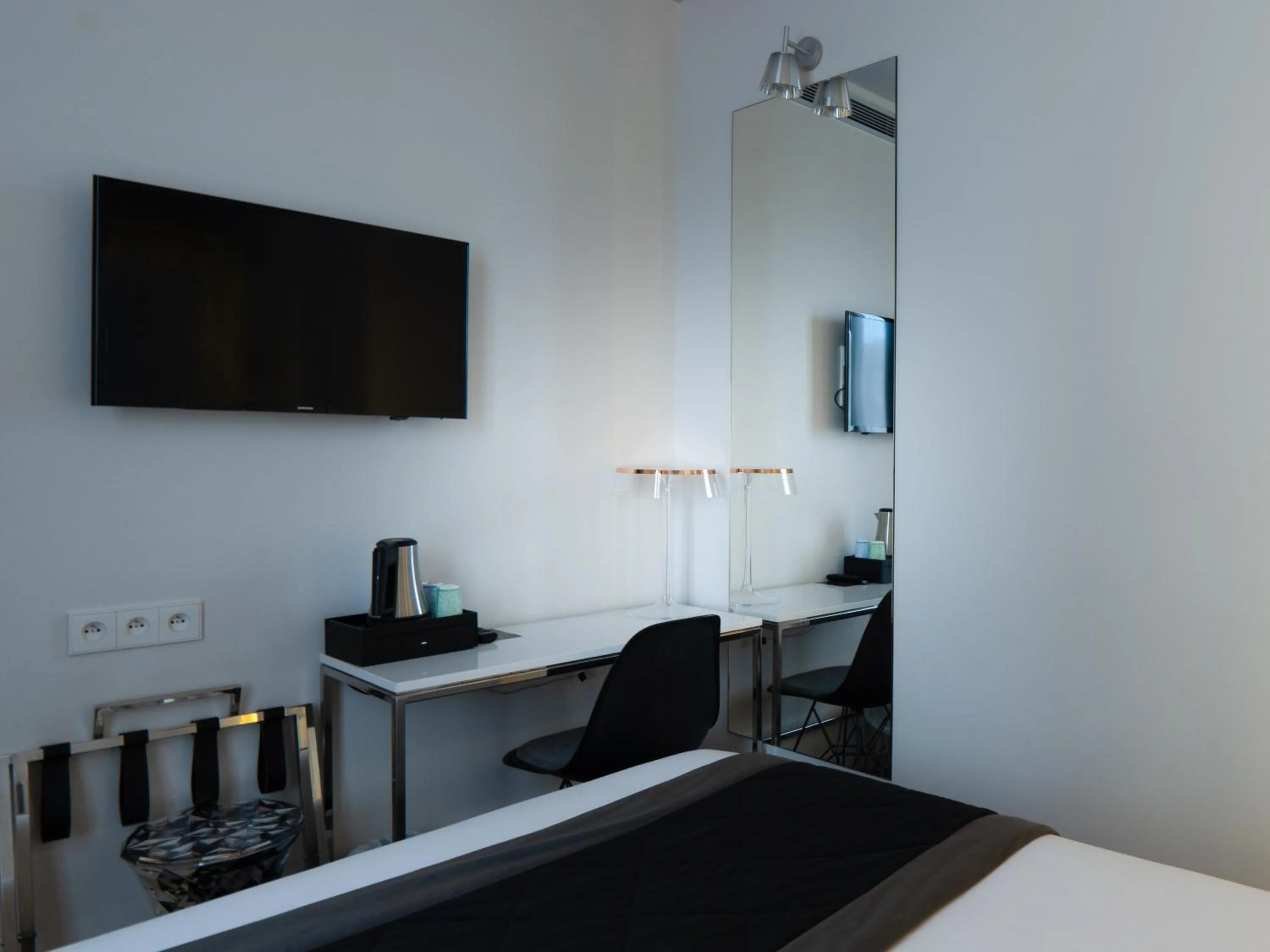 Photo of the whole room, Bed in Nouvel Hôtel Eiffel