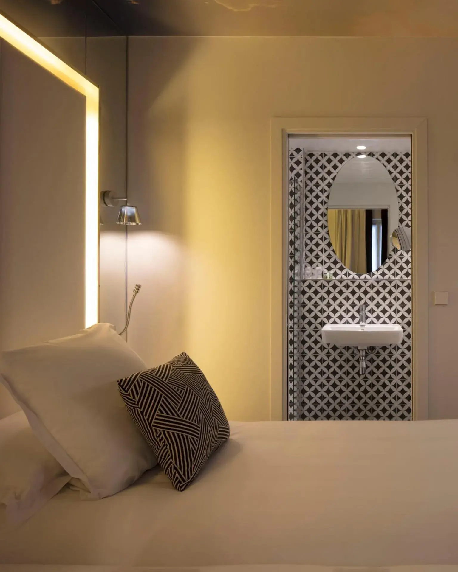 Bedroom, Bed in Nouvel Hôtel Eiffel Bedroom, Bed in Nouvel Hôtel Eiffel