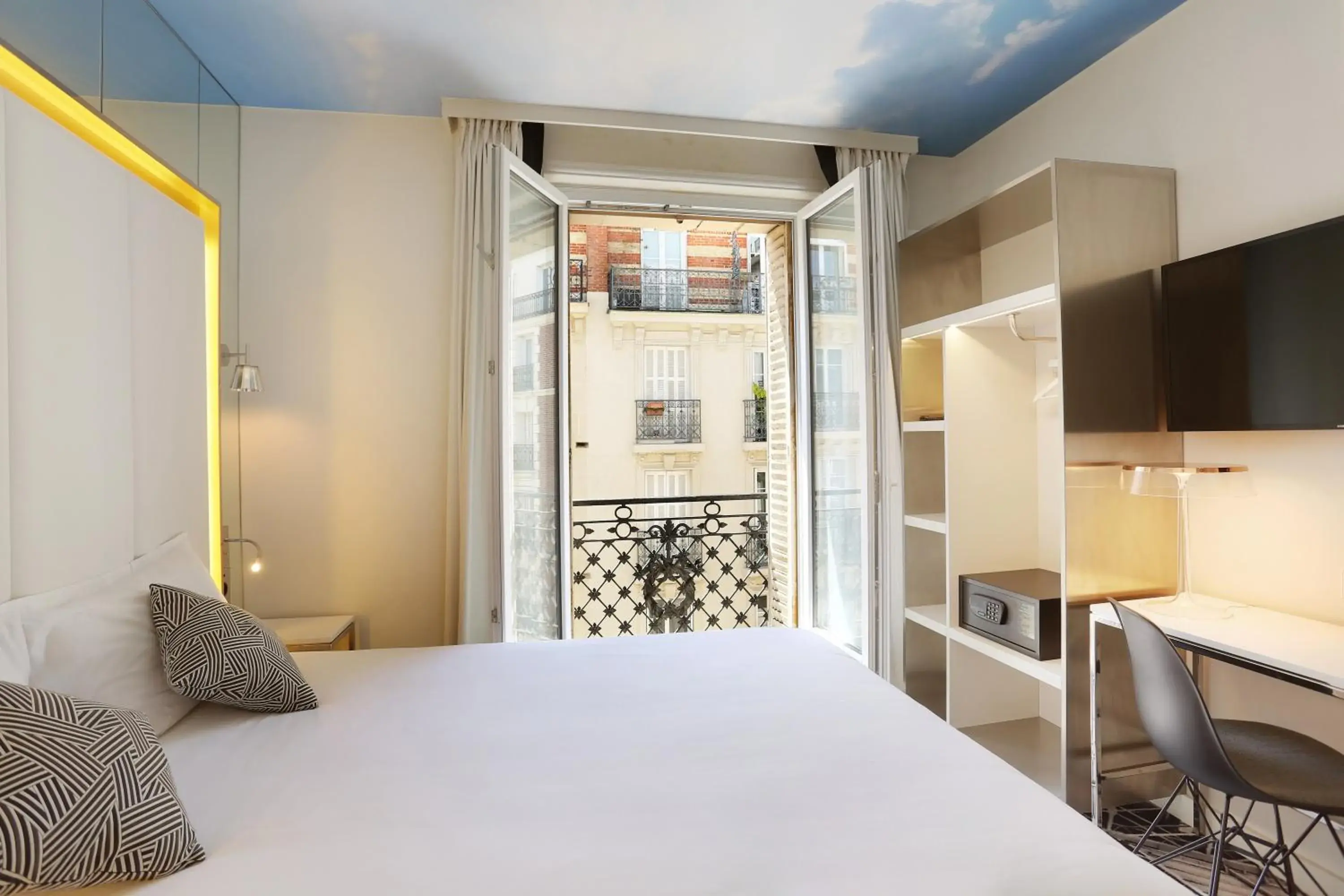 Bed in Nouvel Hôtel Eiffel Bed in Nouvel Hôtel Eiffel