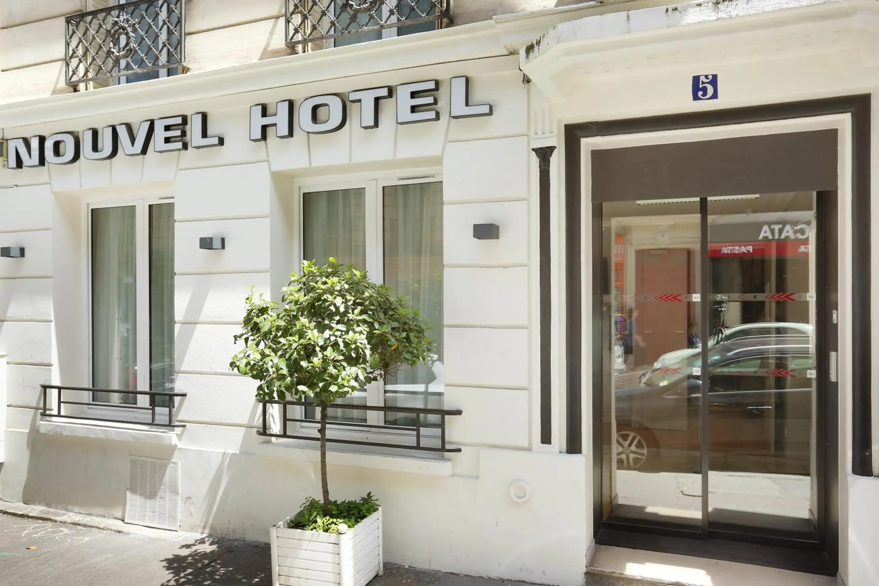 Property building in Nouvel Hôtel Eiffel Property building in Nouvel Hôtel Eiffel