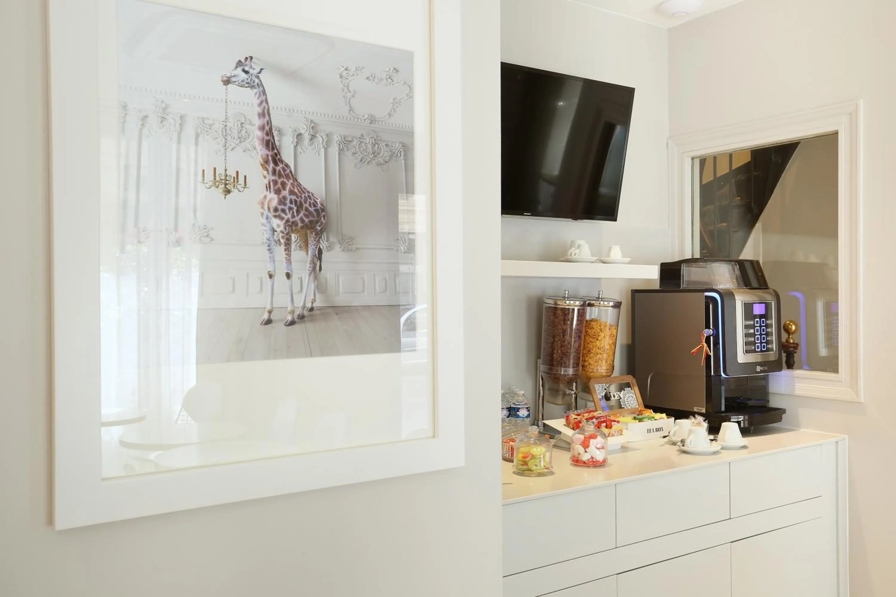 Communal lounge/ TV room in Nouvel Hôtel Eiffel