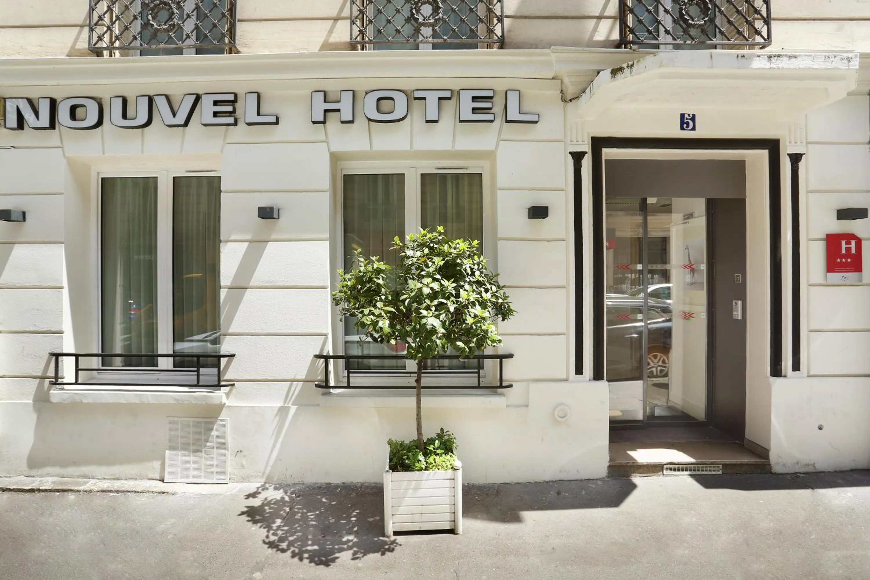 Facade/entrance in Nouvel Hôtel Eiffel