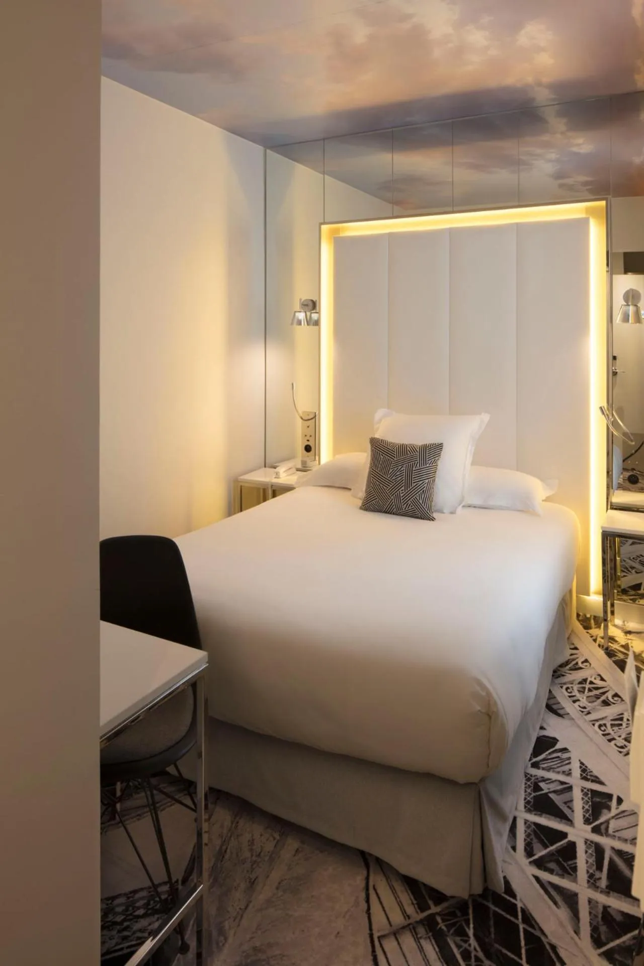 Bedroom, Bed in Nouvel Hôtel Eiffel