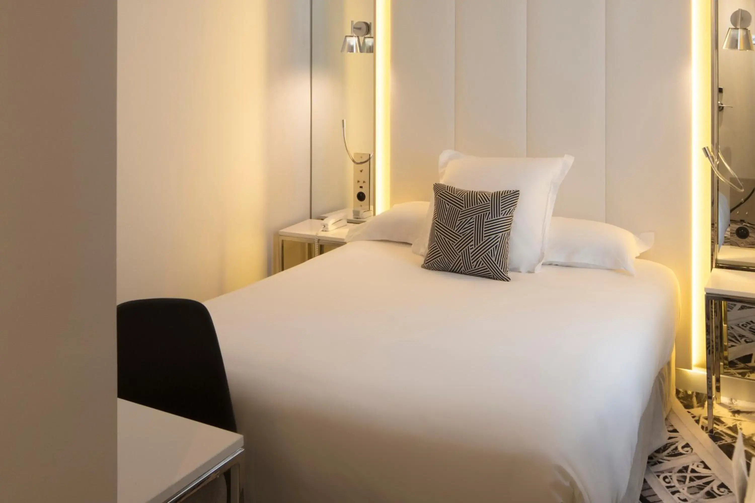 Bed in Nouvel Hôtel Eiffel Bed in Nouvel Hôtel Eiffel