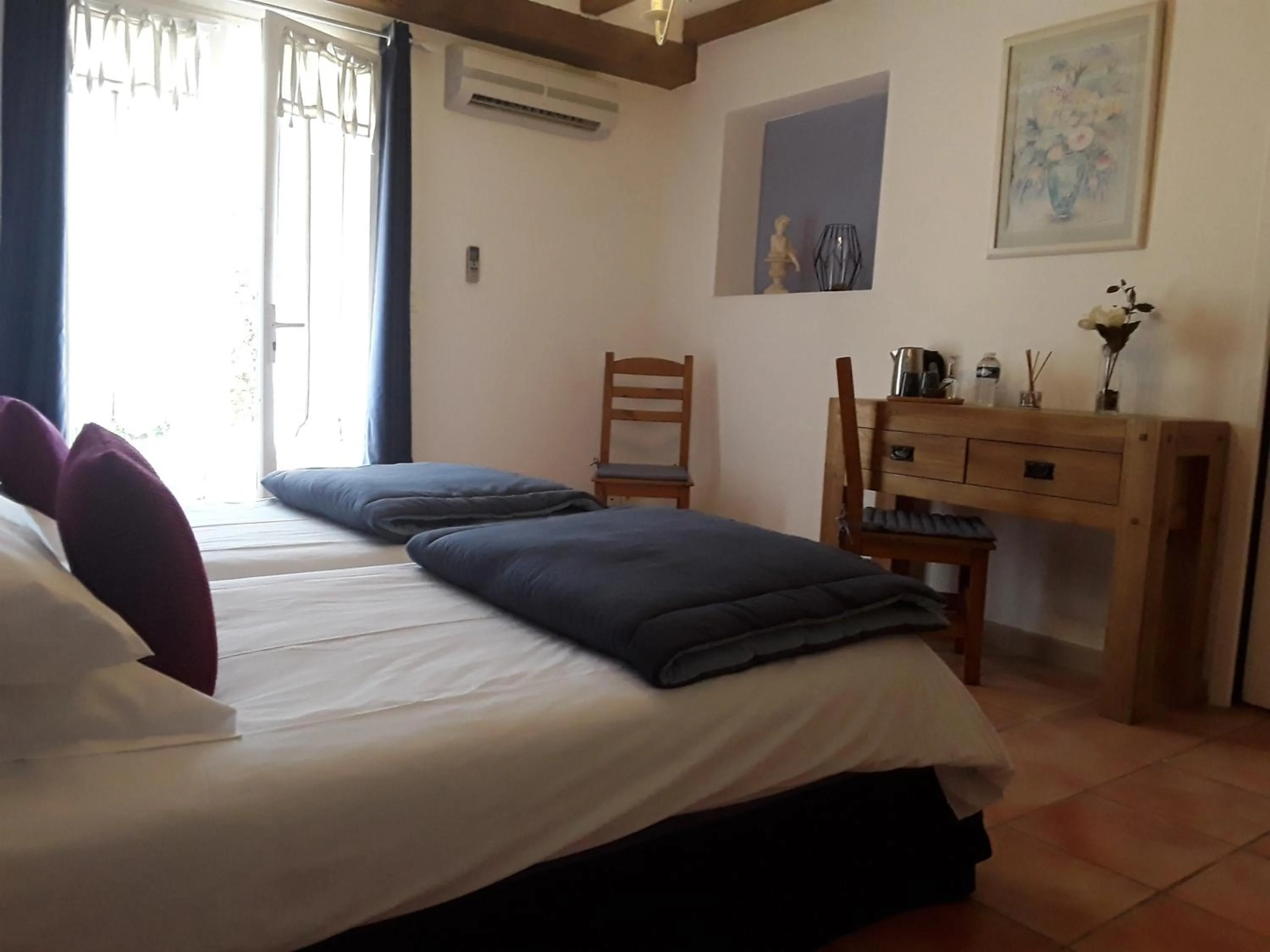 Coffee/tea facilities, Bed in Mas de l'ile