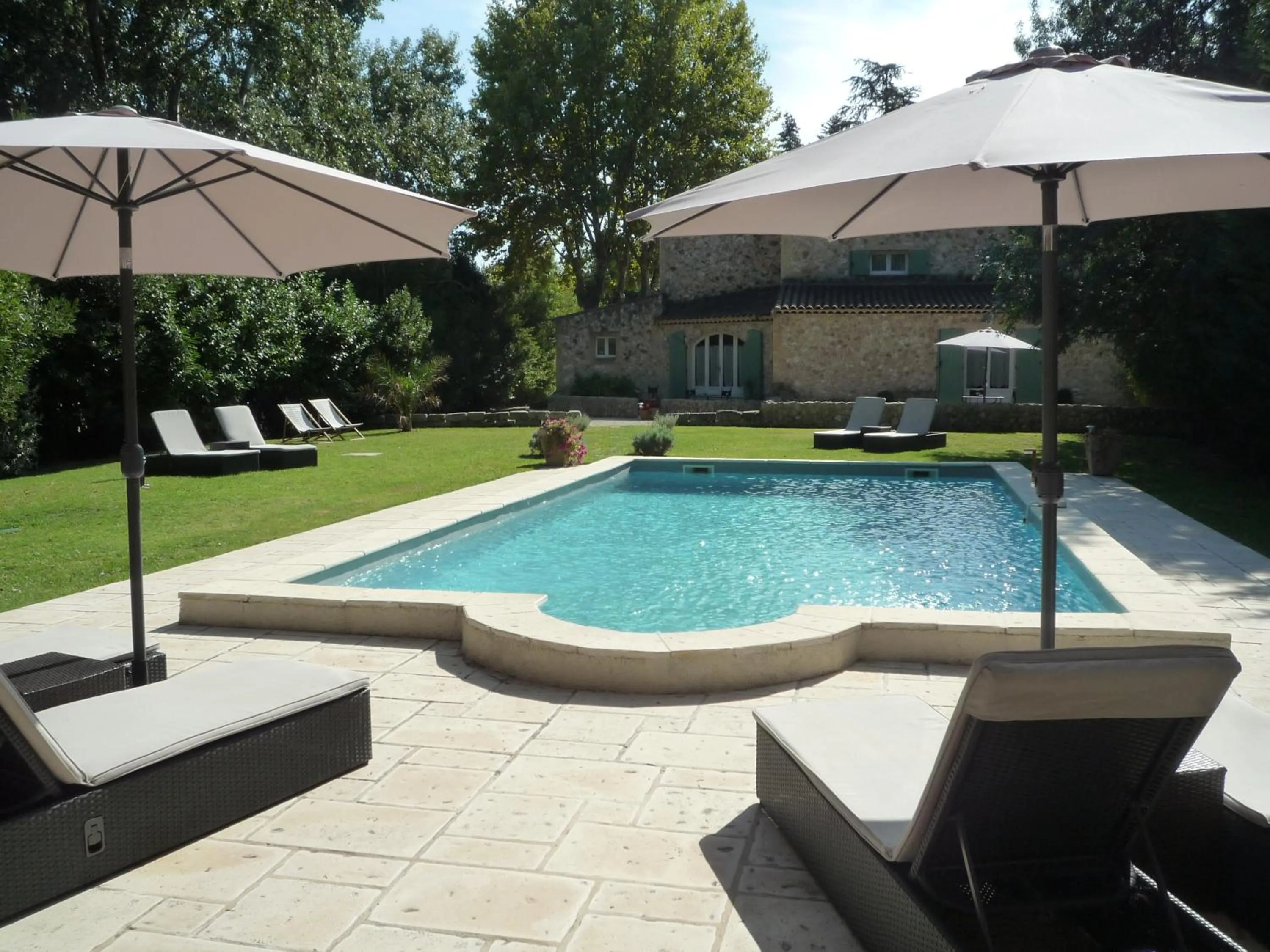 Pool view in Mas de l'ile