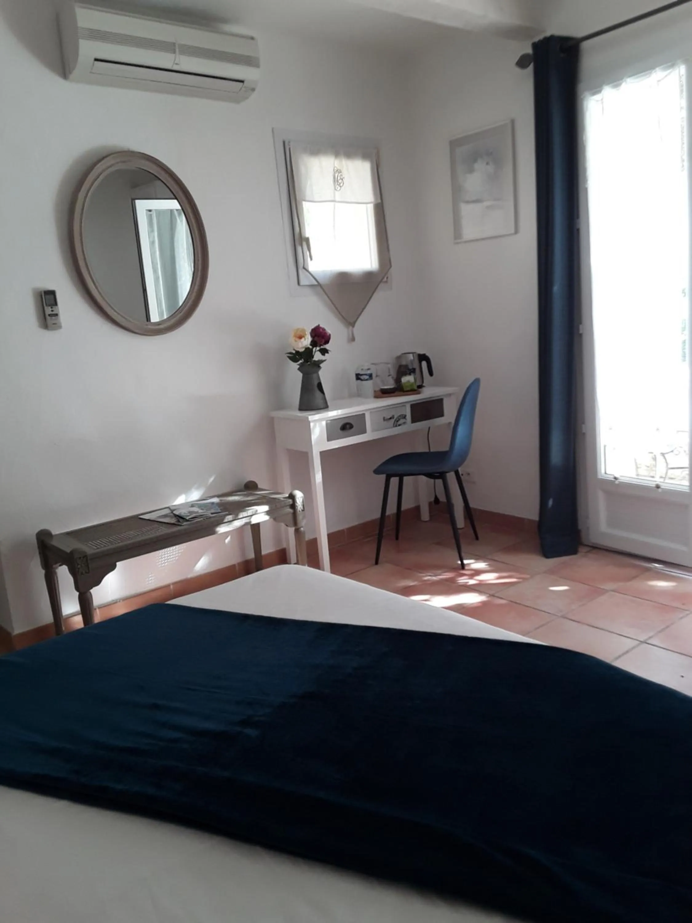 Photo of the whole room, Bed in Mas de l'ile