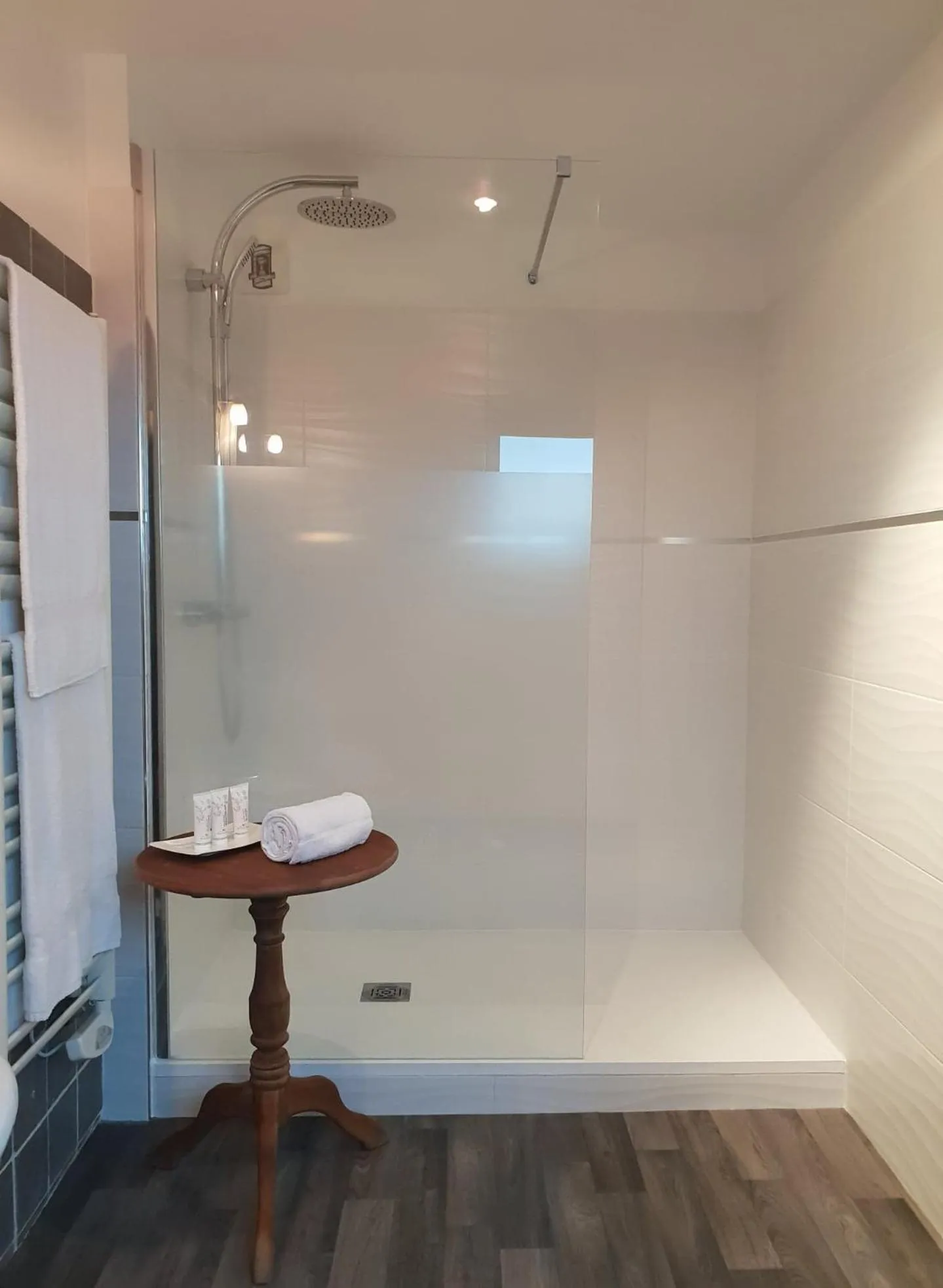 Bathroom in Hôtel Traiteur Les Ormes, The Originals Relais