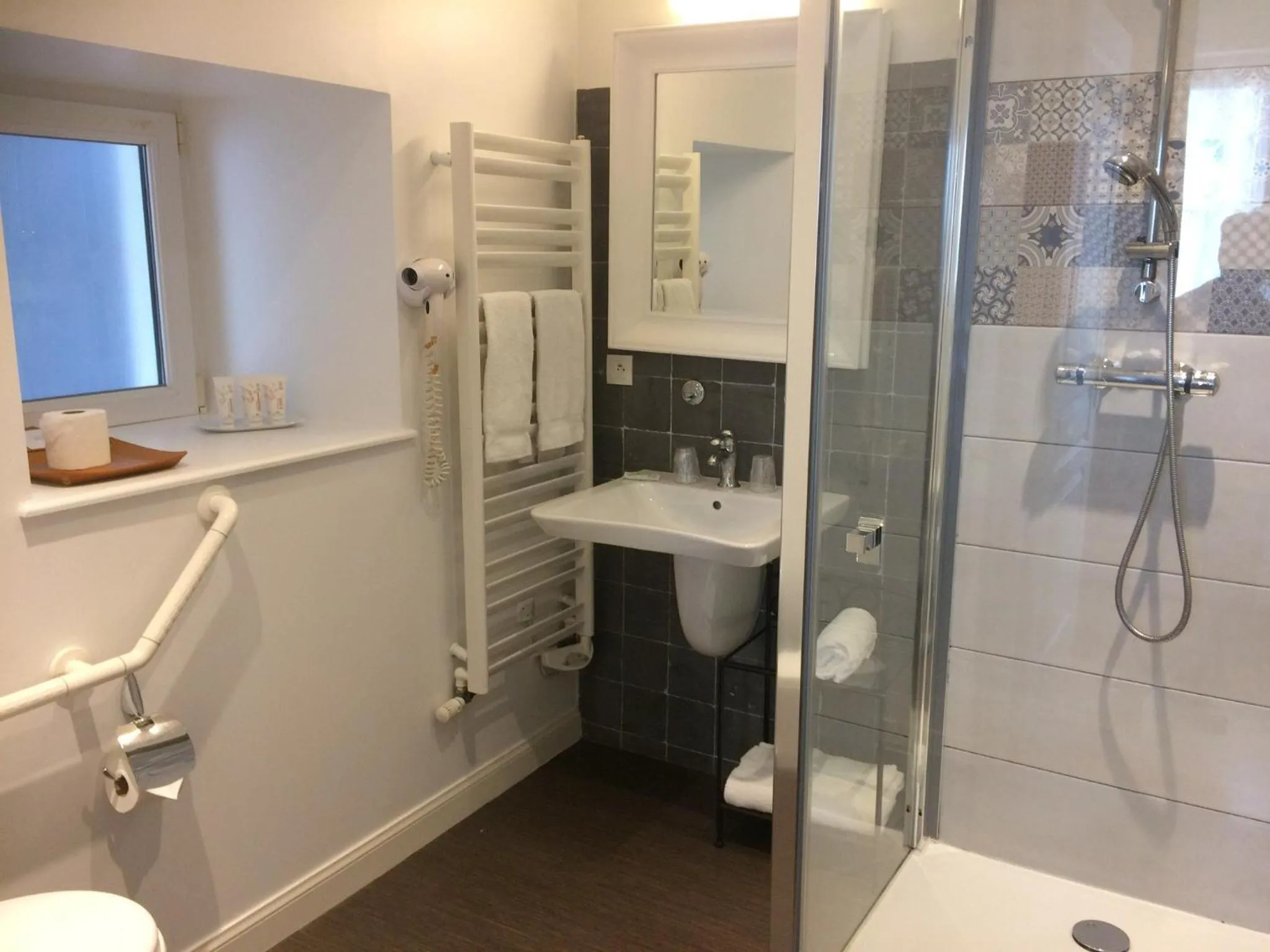 Bathroom in Hôtel Traiteur Les Ormes, The Originals Relais