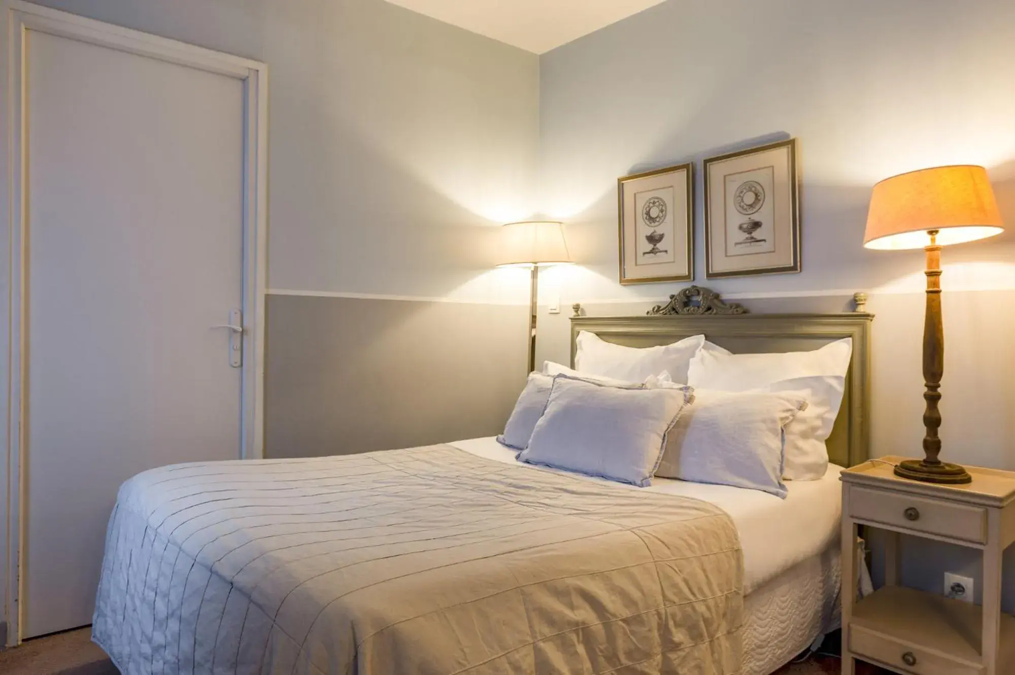 Bedroom, Bed in Hôtel Traiteur Les Ormes, The Originals Relais Bedroom, Bed in Hôtel Traiteur Les Ormes, The Originals Relais