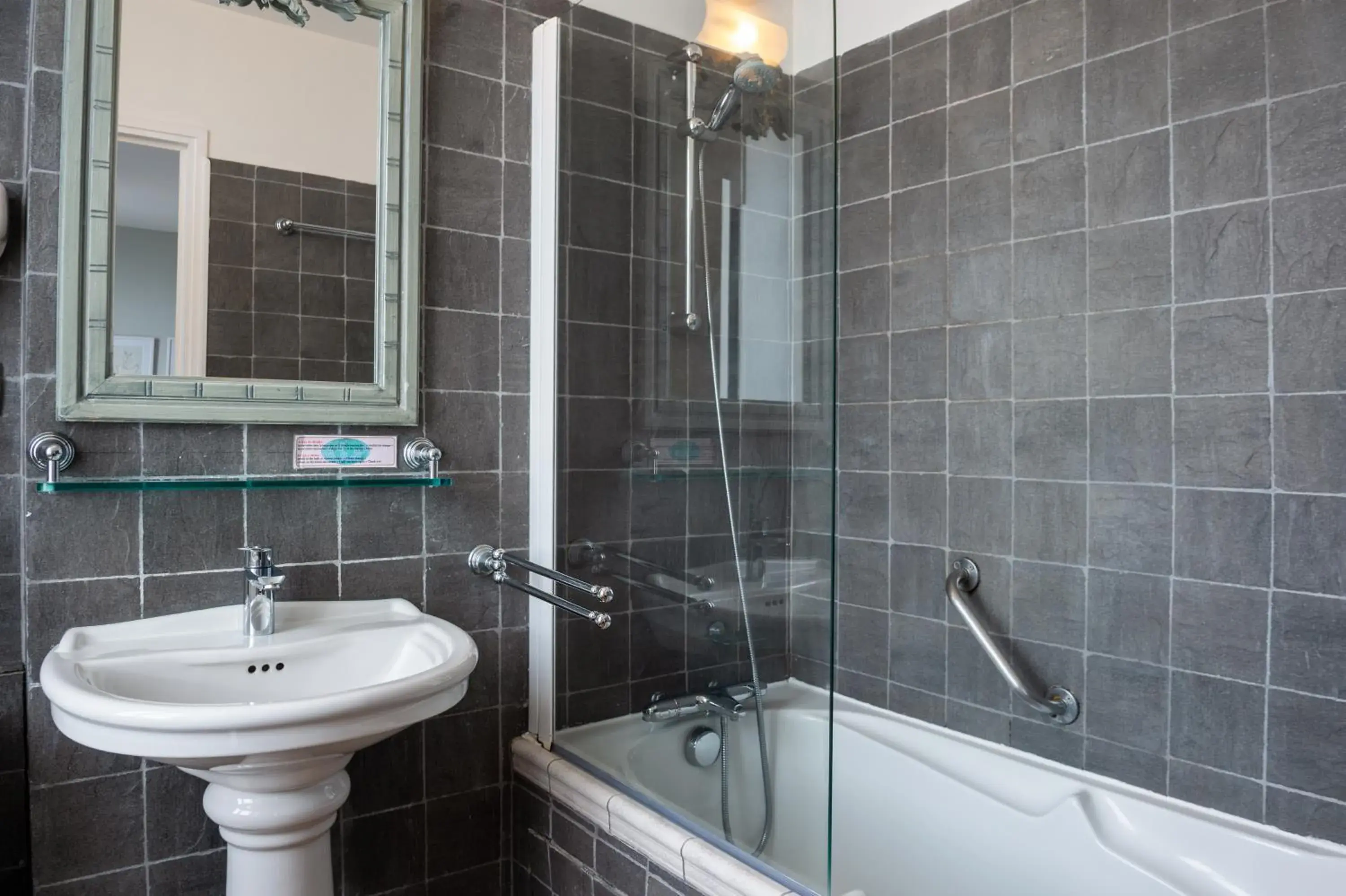 Double Room with Harbor View in Hôtel Traiteur Les Ormes, The Originals Relais Double Room with Harbor View in Hôtel Traiteur Les Ormes, The Originals Relais