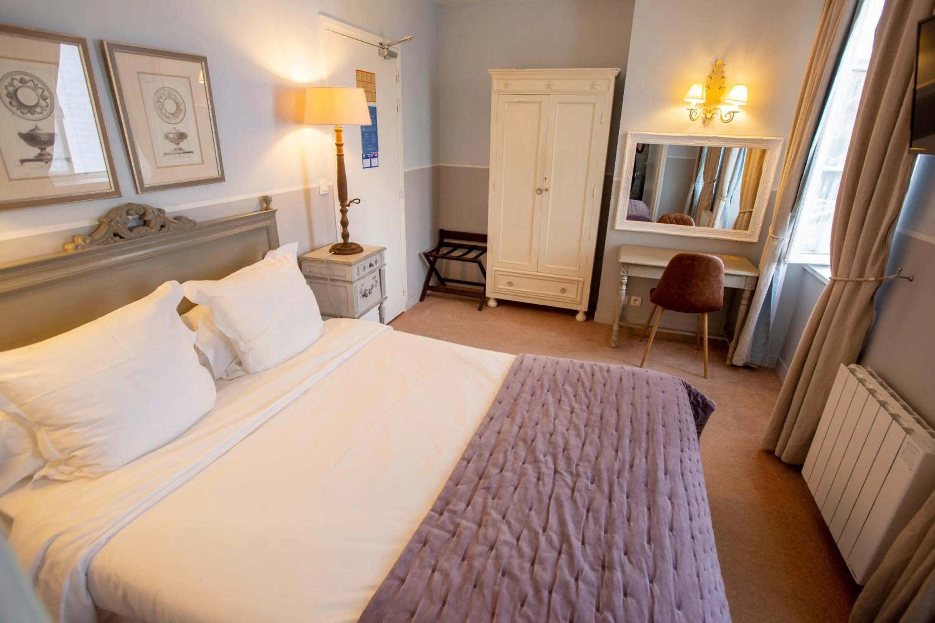 Bedroom, Bed in Hôtel Traiteur Les Ormes, The Originals Relais