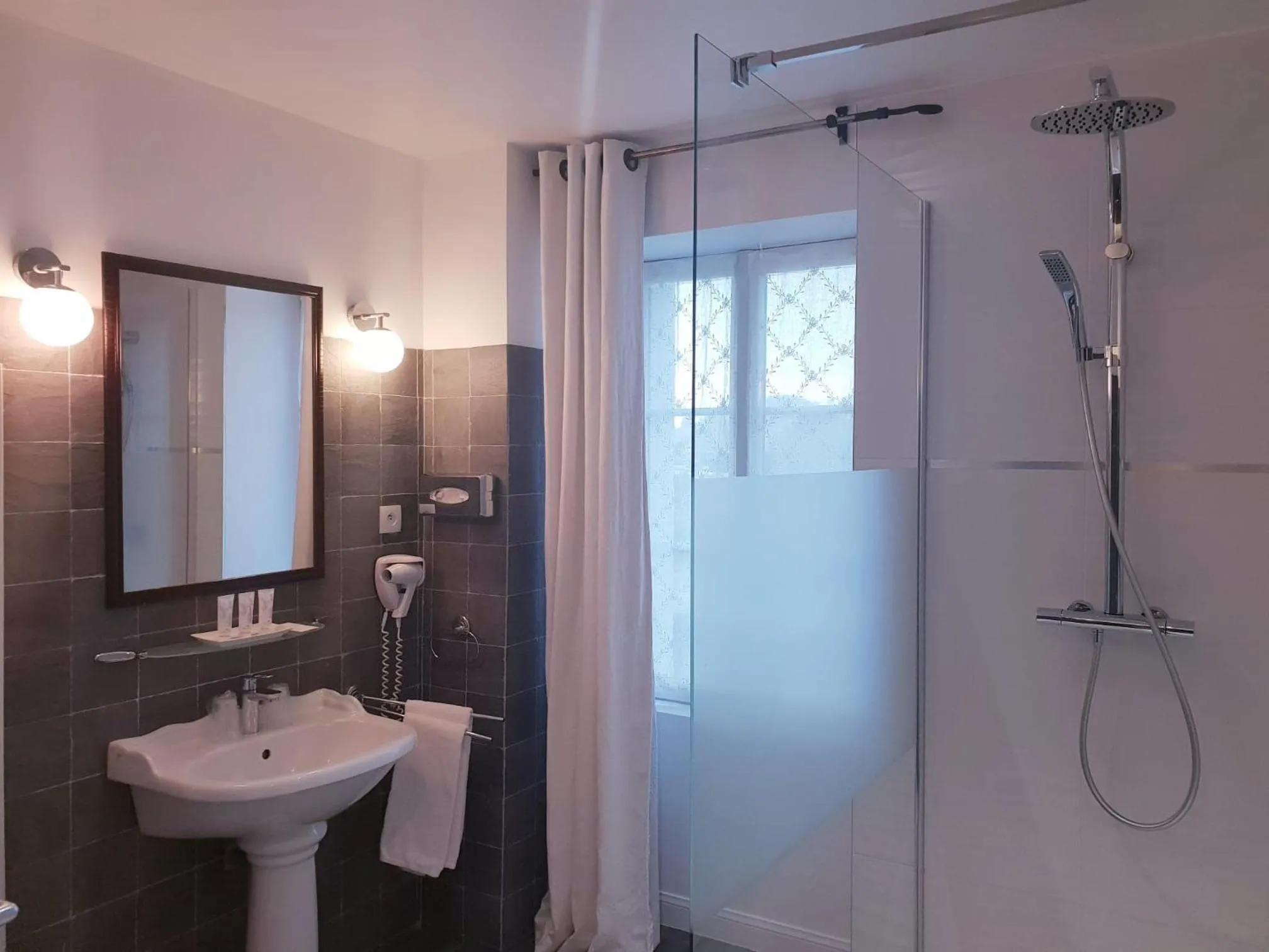 Bathroom in Hôtel Traiteur Les Ormes, The Originals Relais