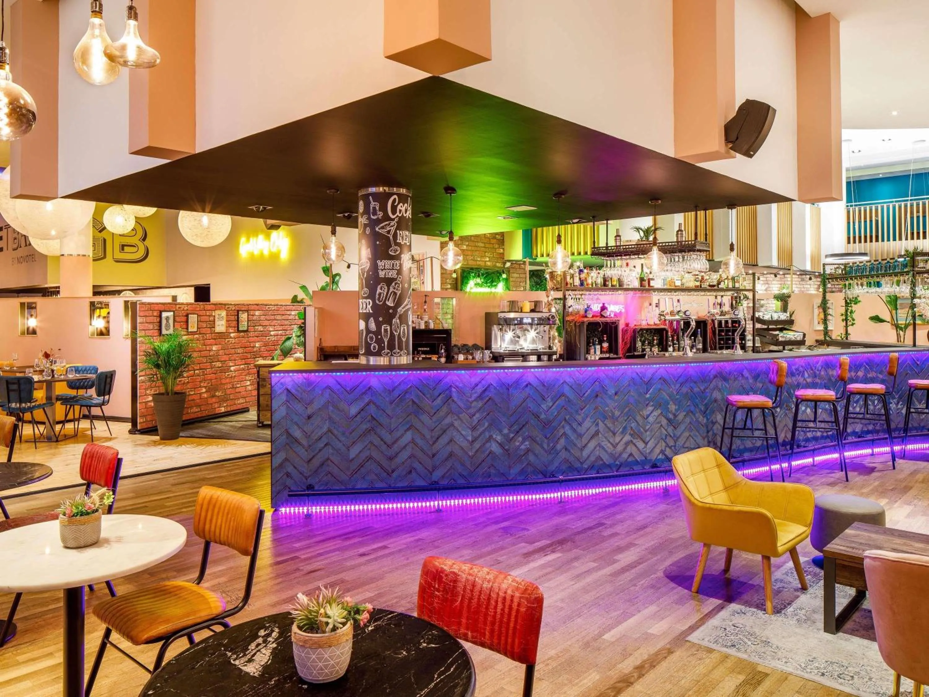 Lounge or bar in Novotel London Greenwich