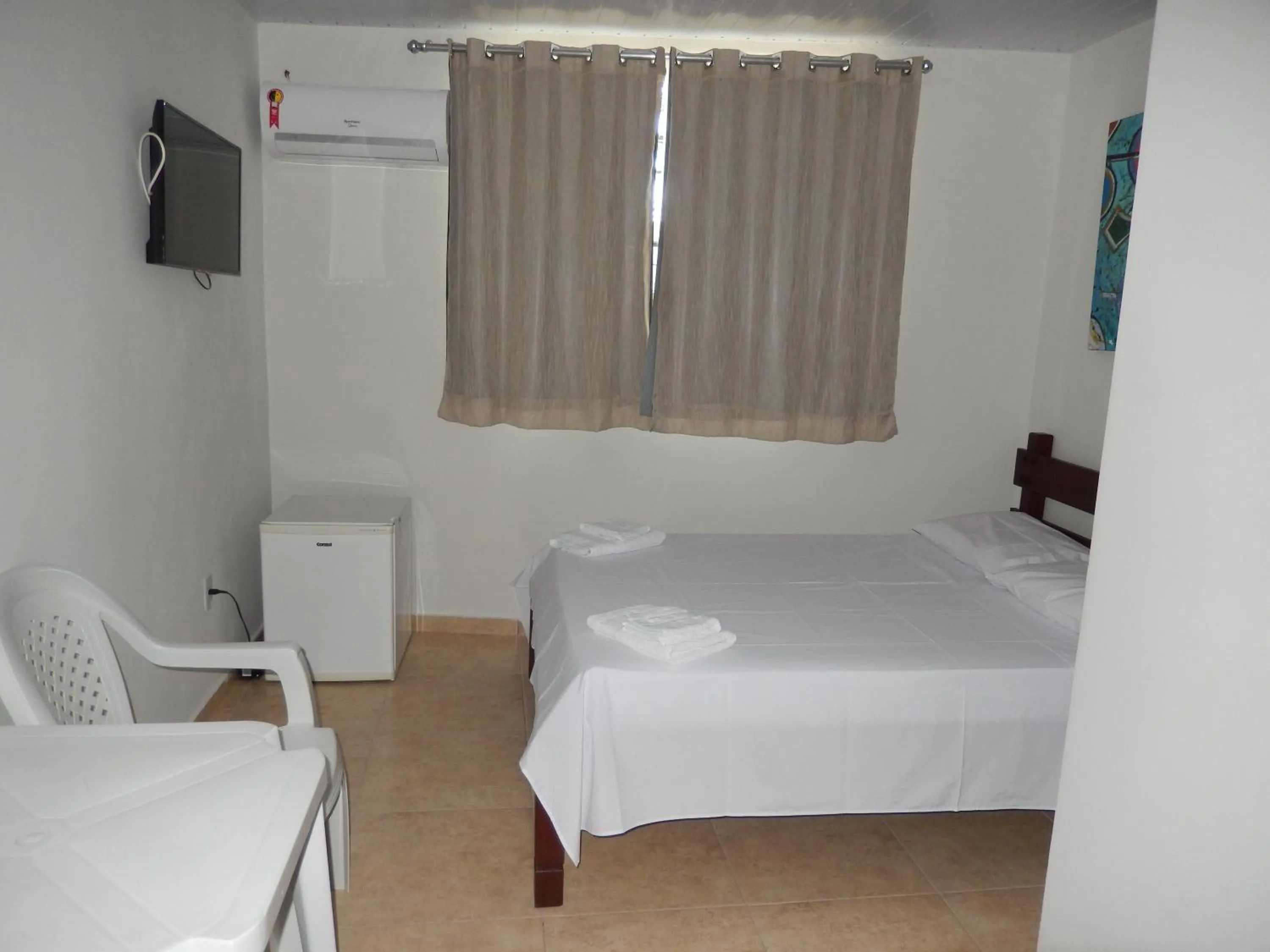 Photo of the whole room, Bed in Suite Vista Mar