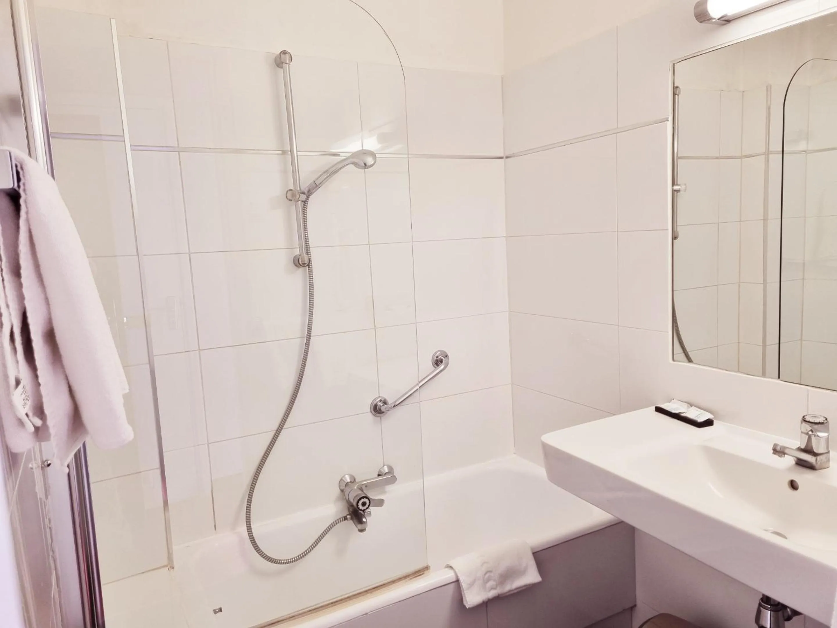 Bathroom in Hotel Carlton Nice