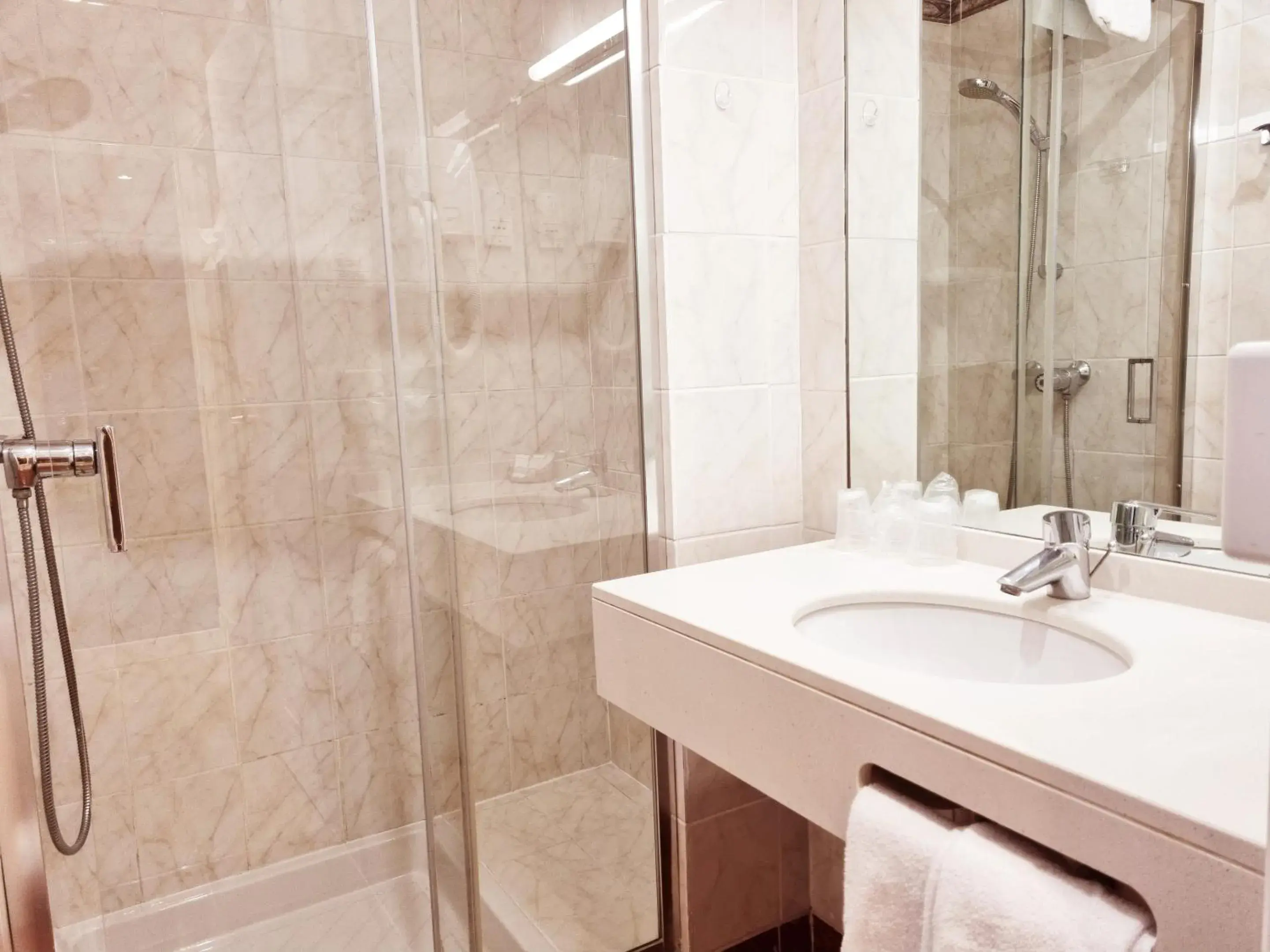 Bathroom in Hotel Carlton Nice Bathroom in Hotel Carlton Nice