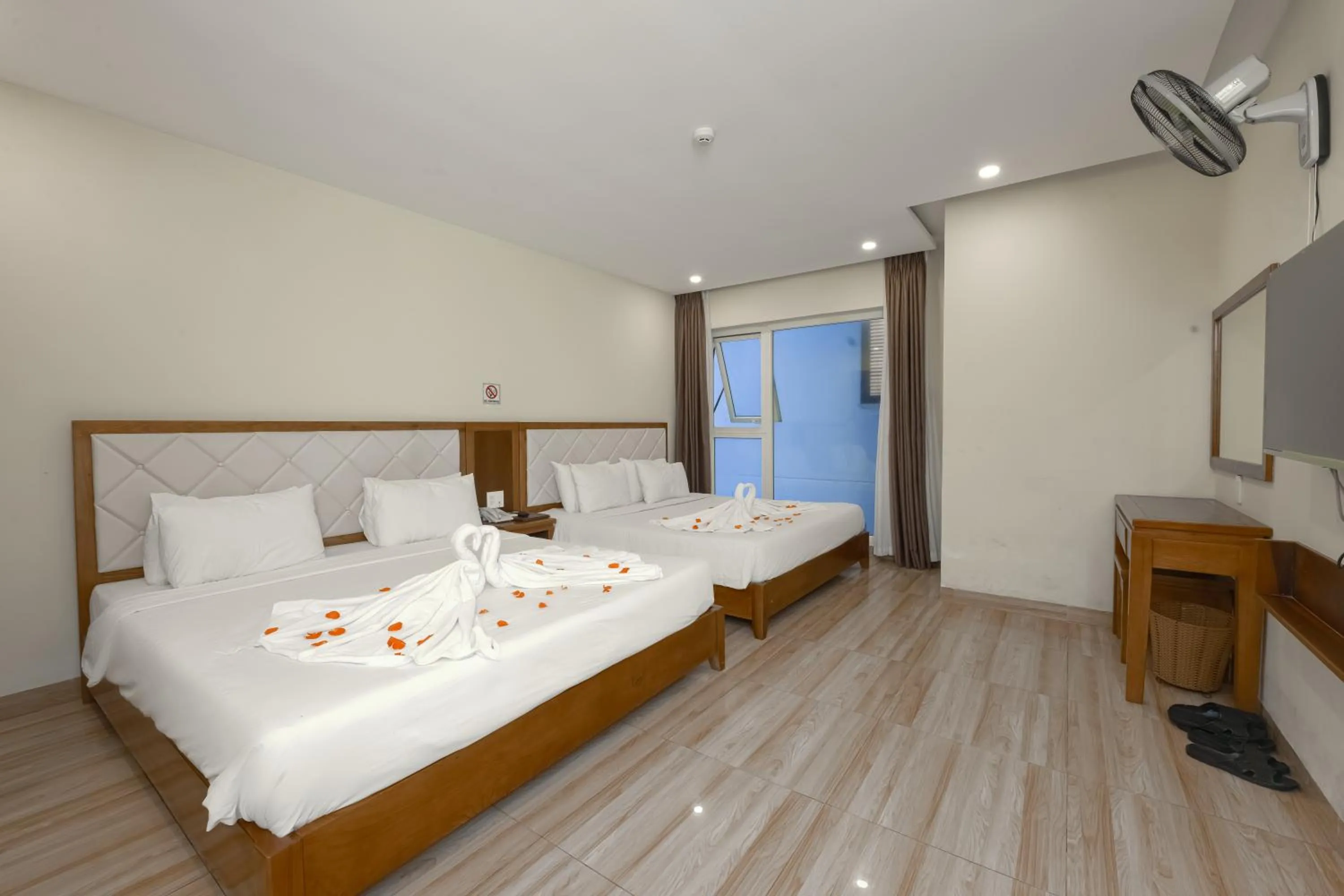 Photo of the whole room, Bed in DaNa Sailing Hotel