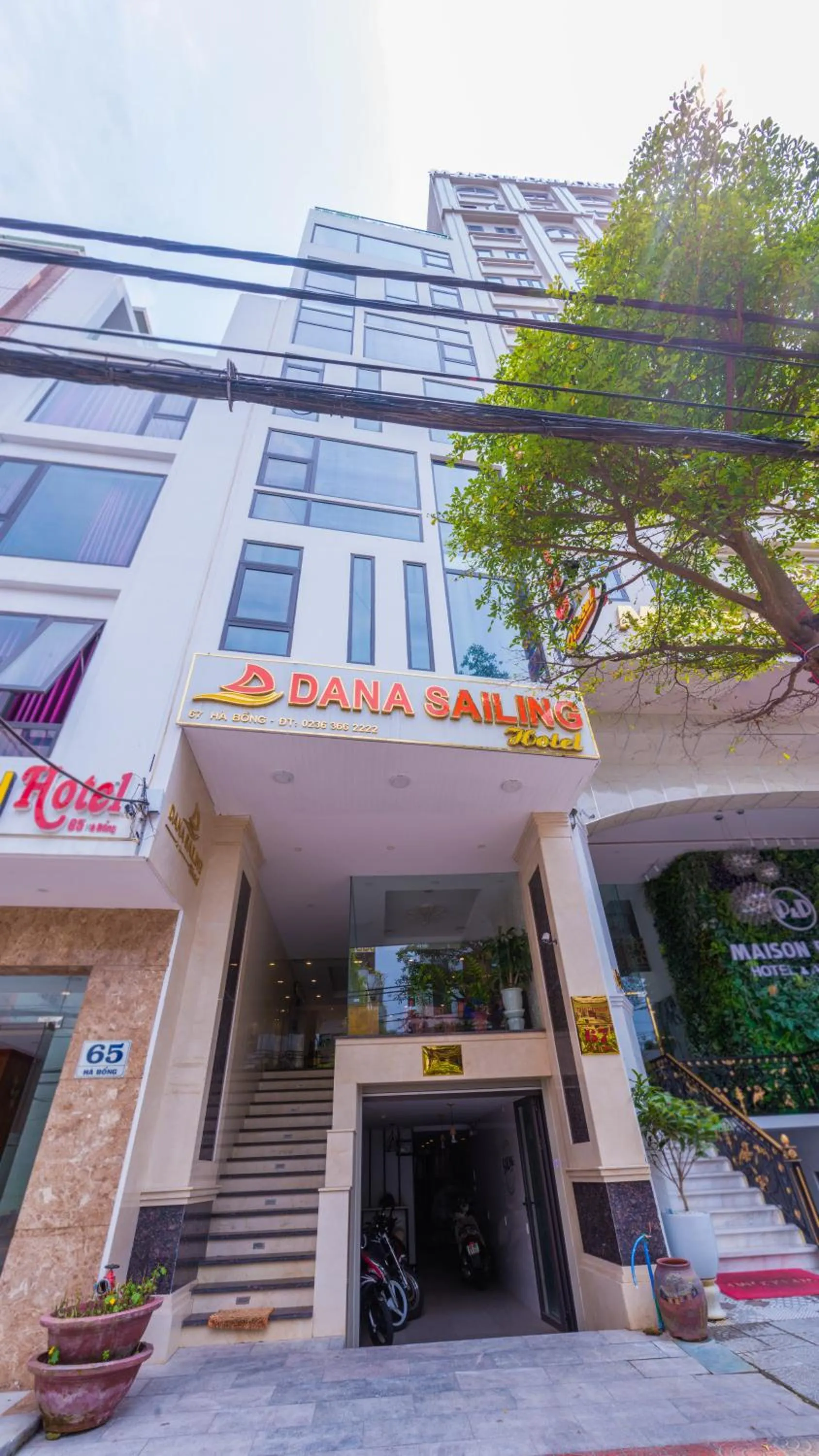 Facade/entrance in DaNa Sailing Hotel