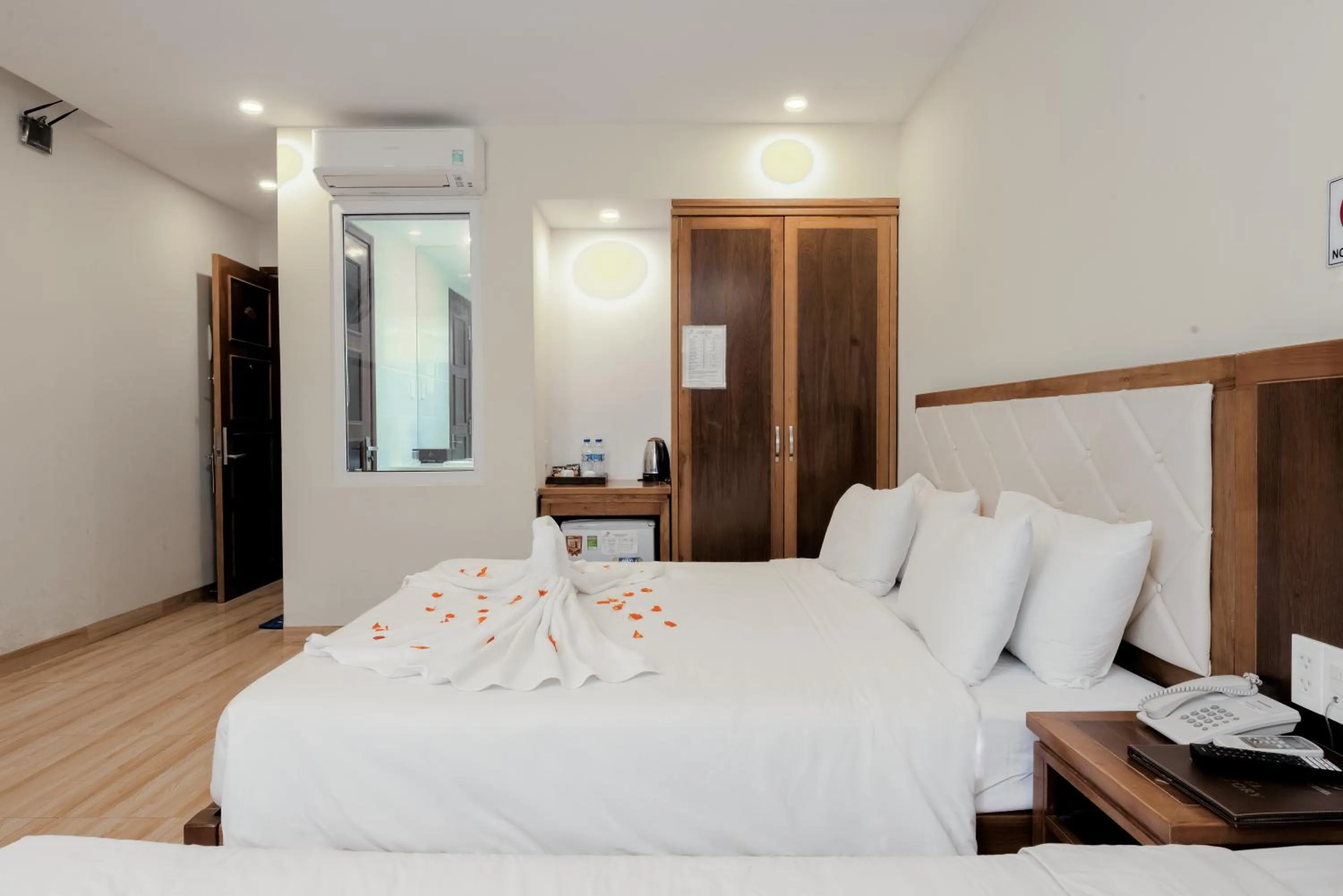 Photo of the whole room, Bed in DaNa Sailing Hotel