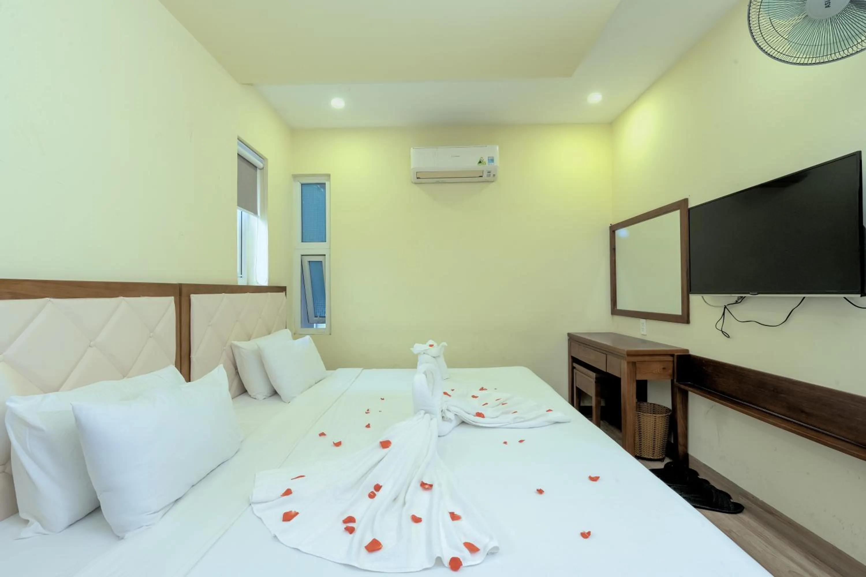 Bed in DaNa Sailing Hotel