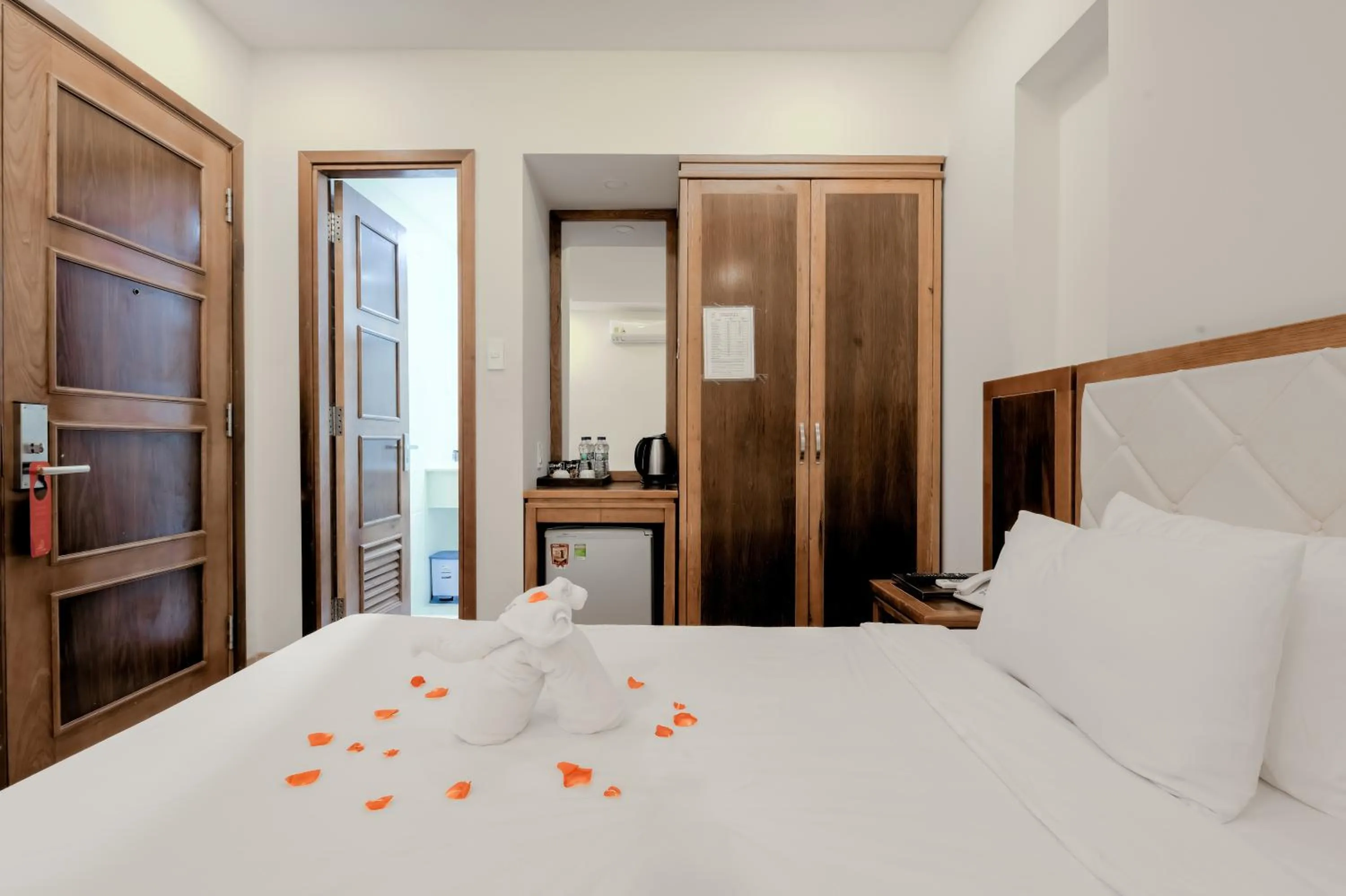 Bedroom, Bed in DaNa Sailing Hotel