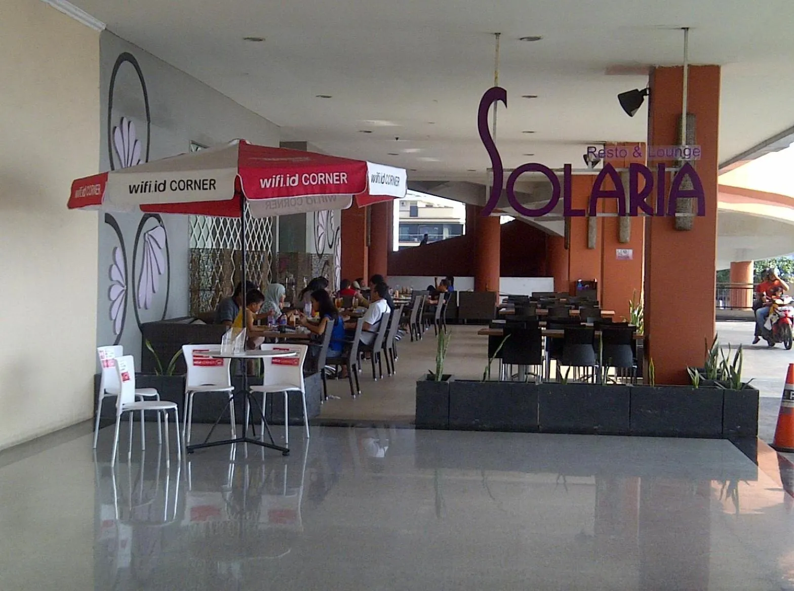 Restaurant/places to eat in Apartemen MTC 623