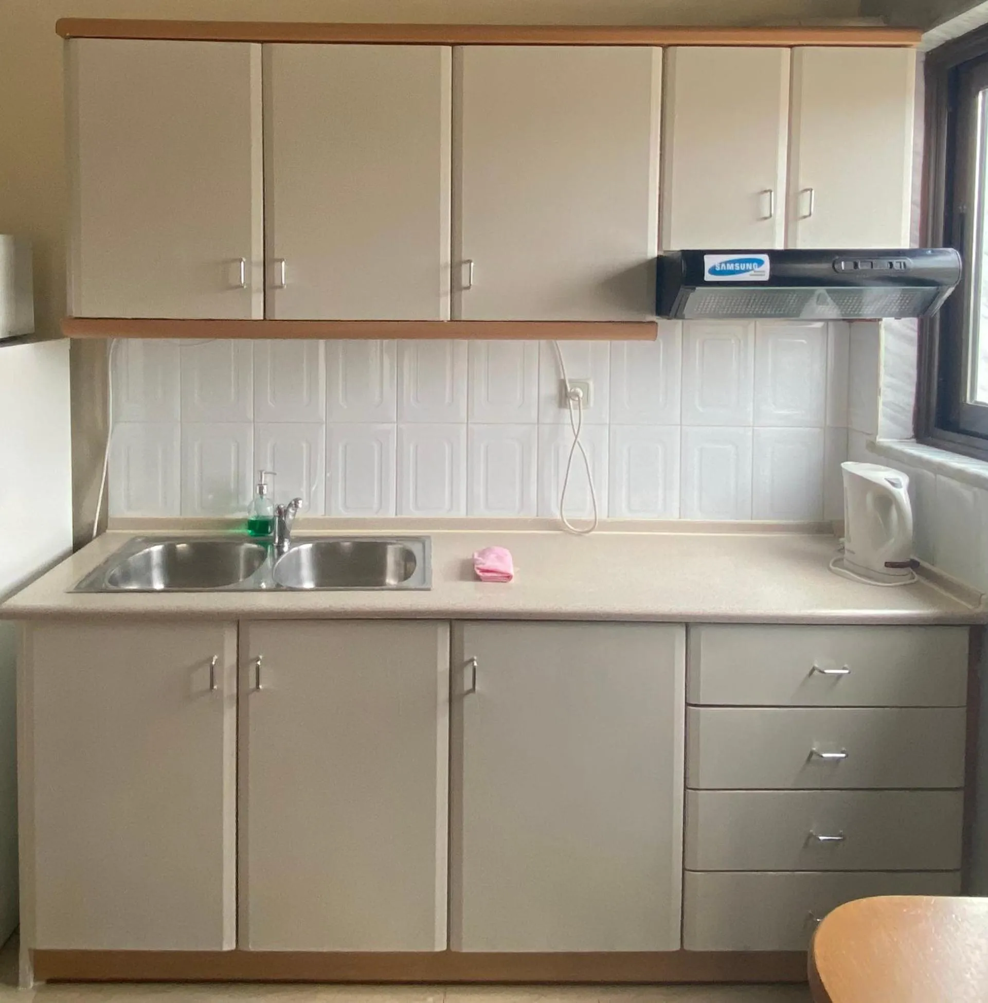 Kitchen or kitchenette in Alexander Apartments